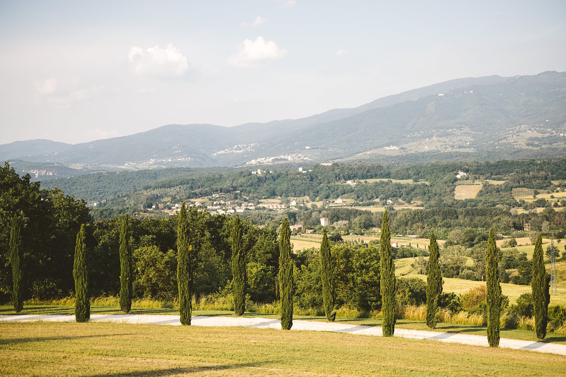 Poggio Tre Lune is a perfect place located in the countryside of Tuscany near Florence to enjoy a summer vacation and also to organise a couple photo shoot and create everlasting memories