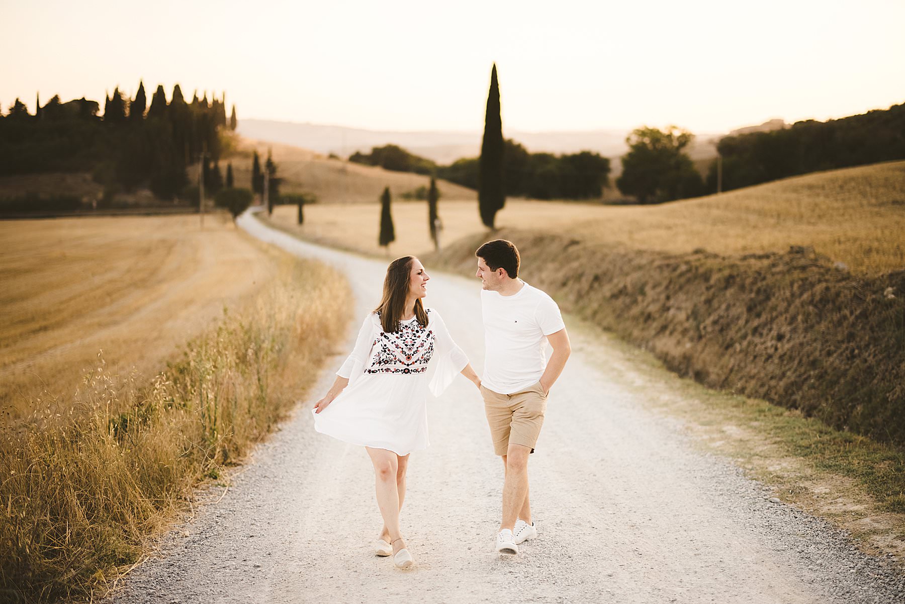 Romantic couple photoshoot in the scenic countryside of Tuscany