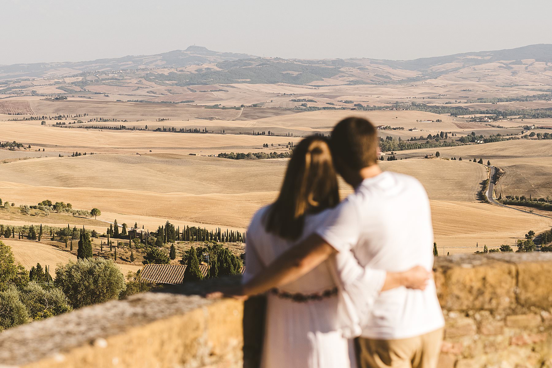 Romantic couple photo session in the magic of Val d’Orcia, Tuscany
