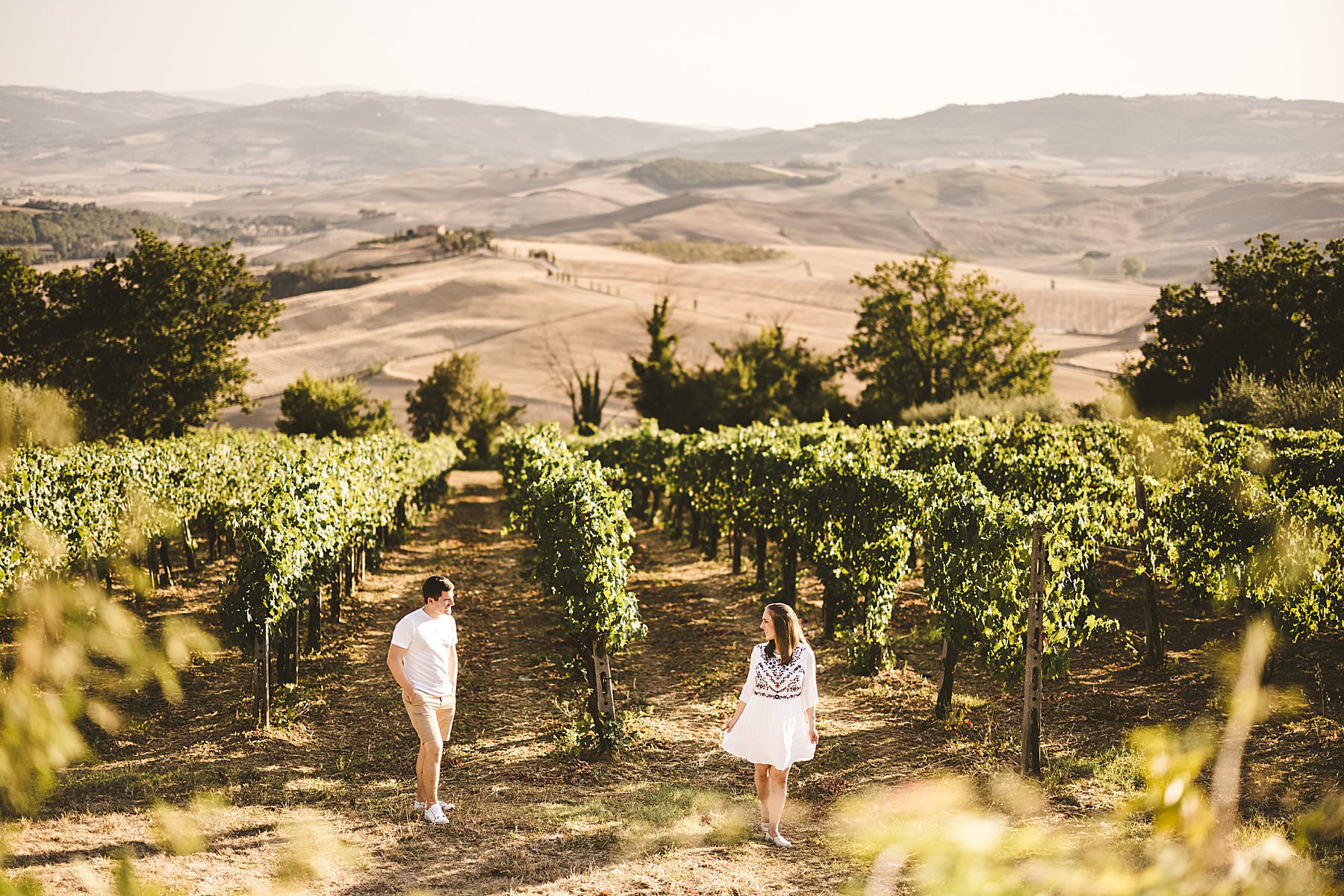 Summer vacation honeymoon photo shoot in the magic vineyards of Val d’Orcia, Tuscany