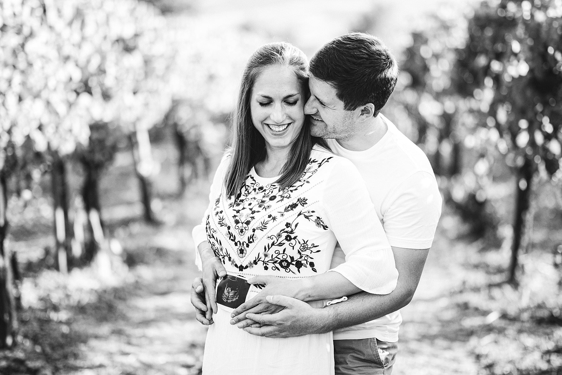 Exciting and beautiful couple photo shoot in the vineyards of Tuscany in the countryside of Pienza Val D’Orcia