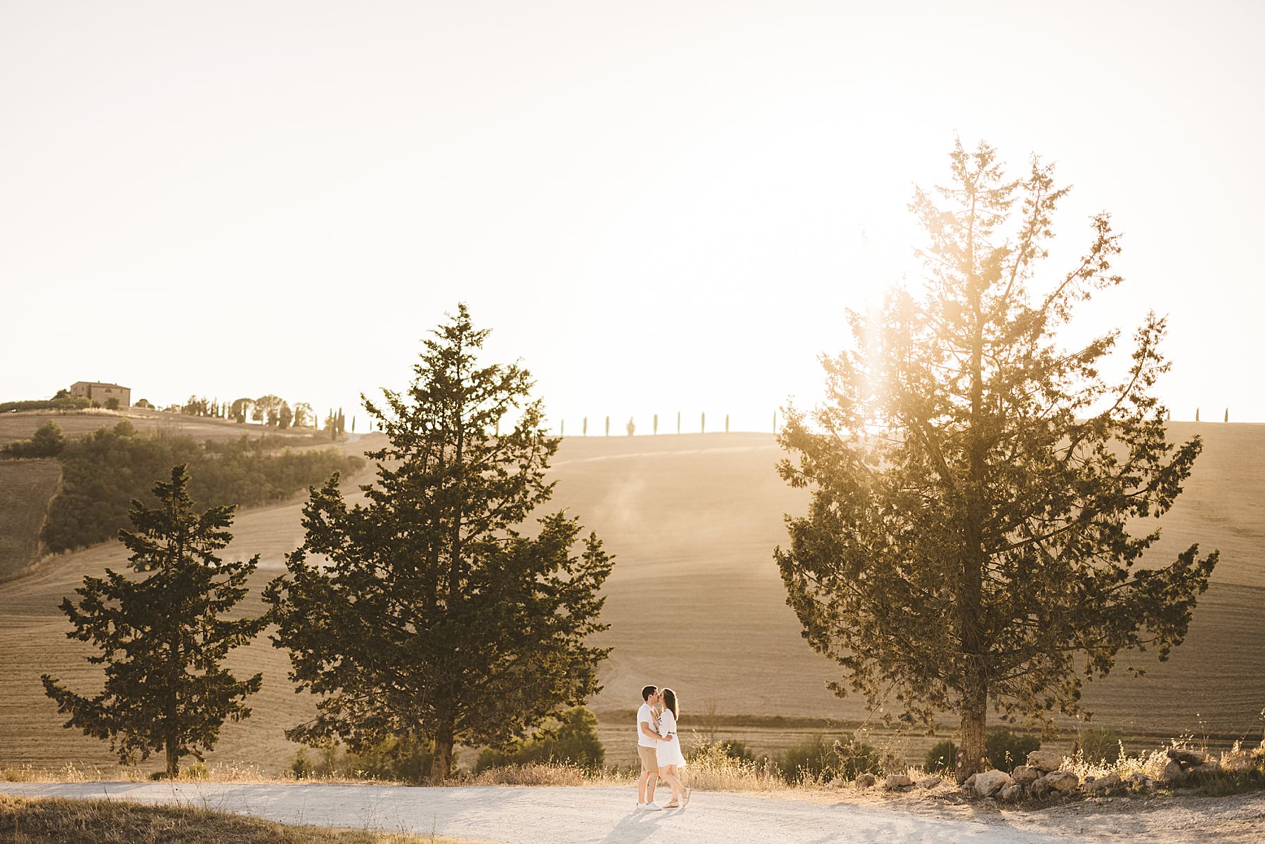 Romantic couple photoshoot in the iconic scenic countryside of Tuscany near Pienza