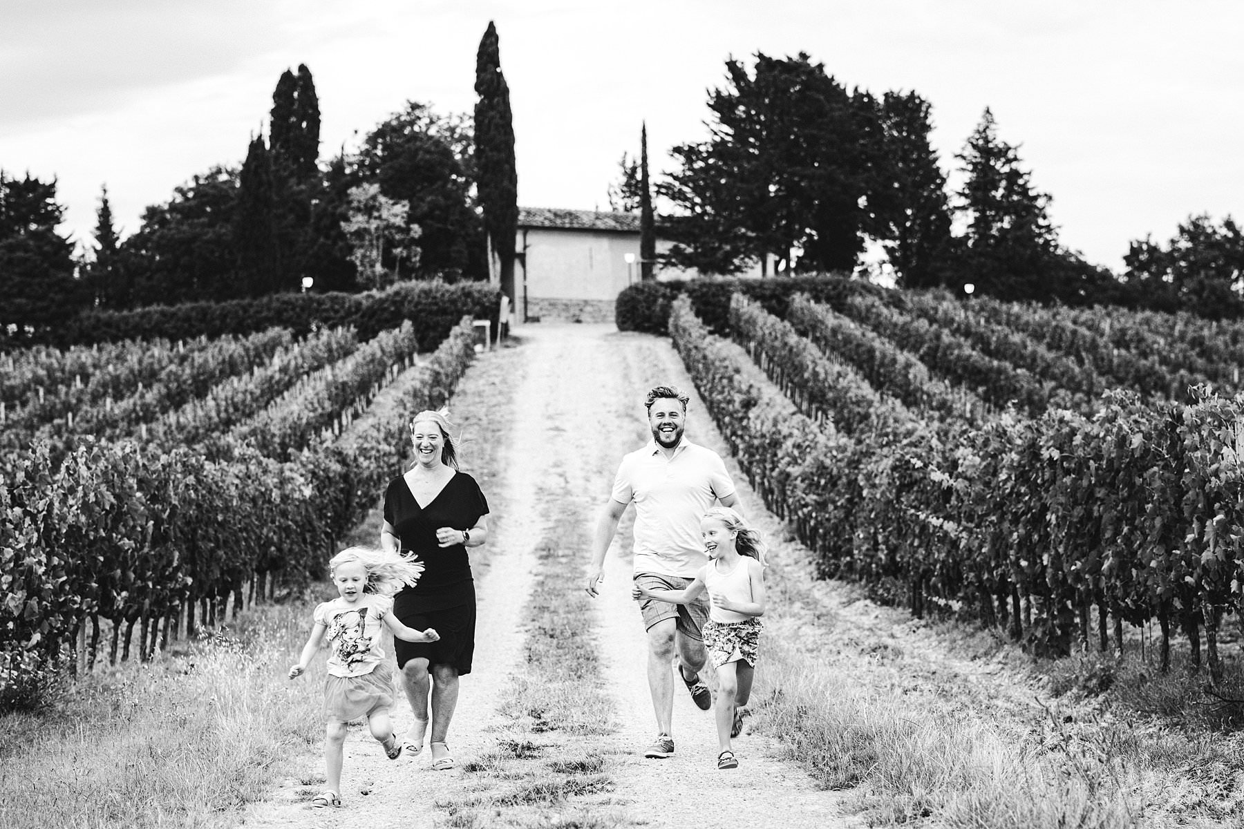 Exciting family photo shoot in Tuscany countryside into a typical and evocative vineyard just outside Peccioli town