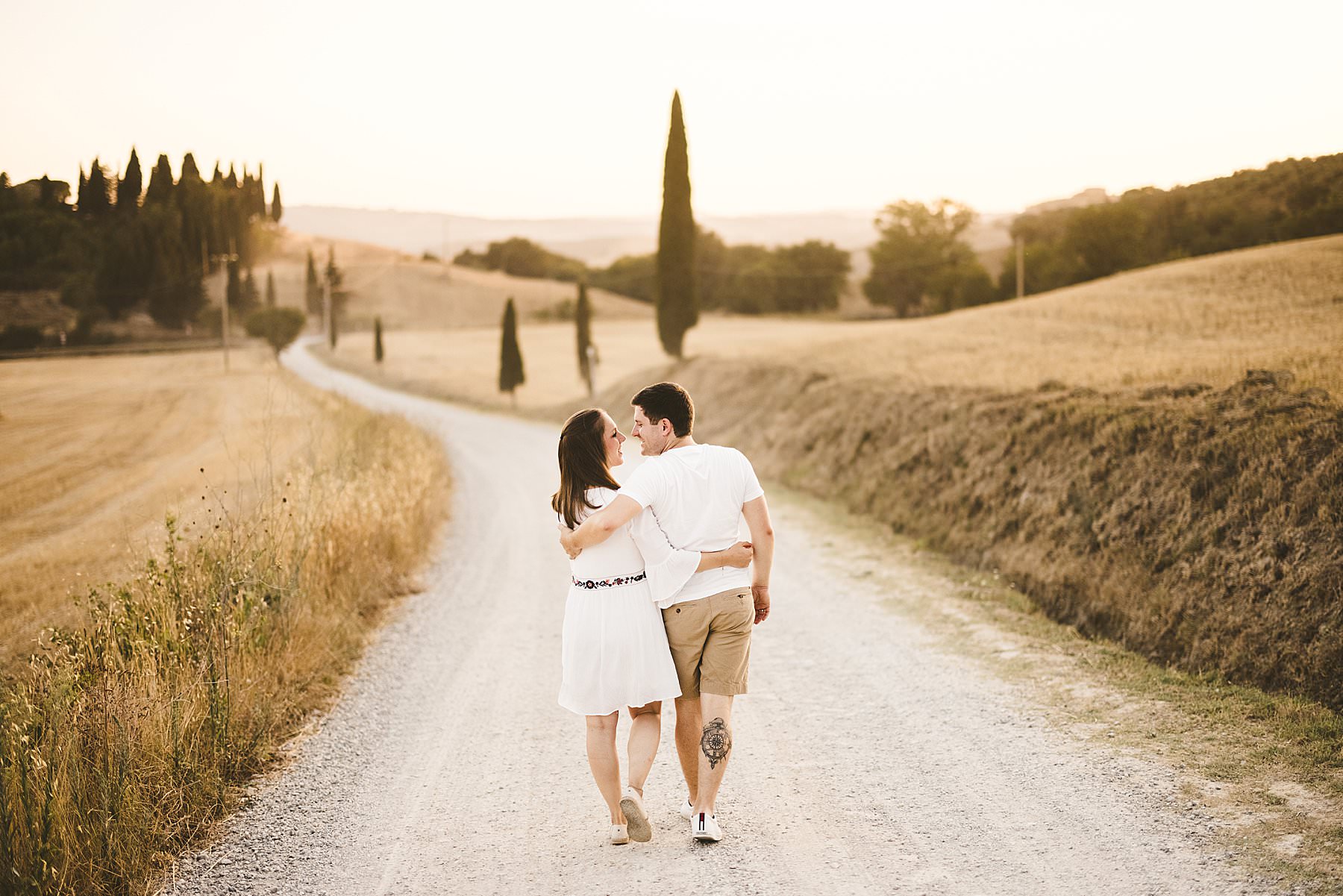 Romantic couple photos in the evocative countryside of Pienza the magic of Val d’Orcia in Tuscany