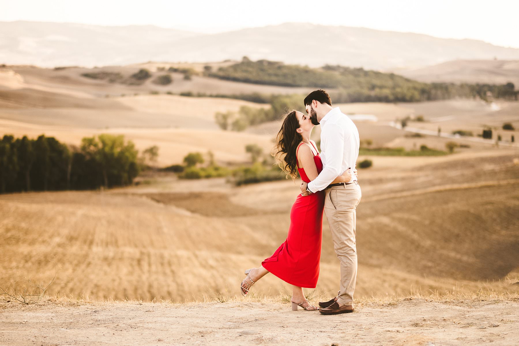 Elegant American couple photo shoot in Tuscany near Pienza