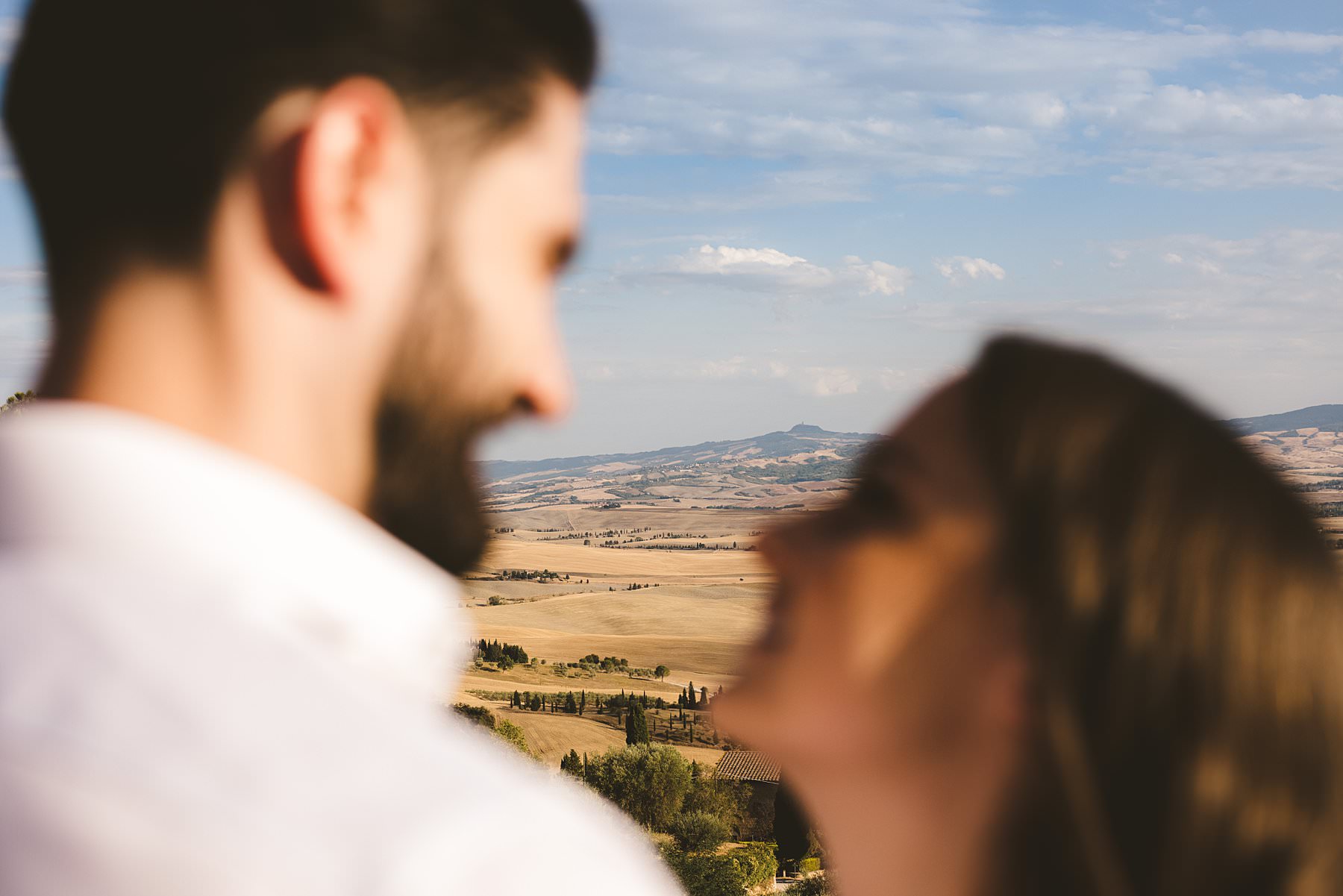 Elegant and natural couple photos with American couple during an holiday vacation in Val D’Orcia Tuscany near Pienza