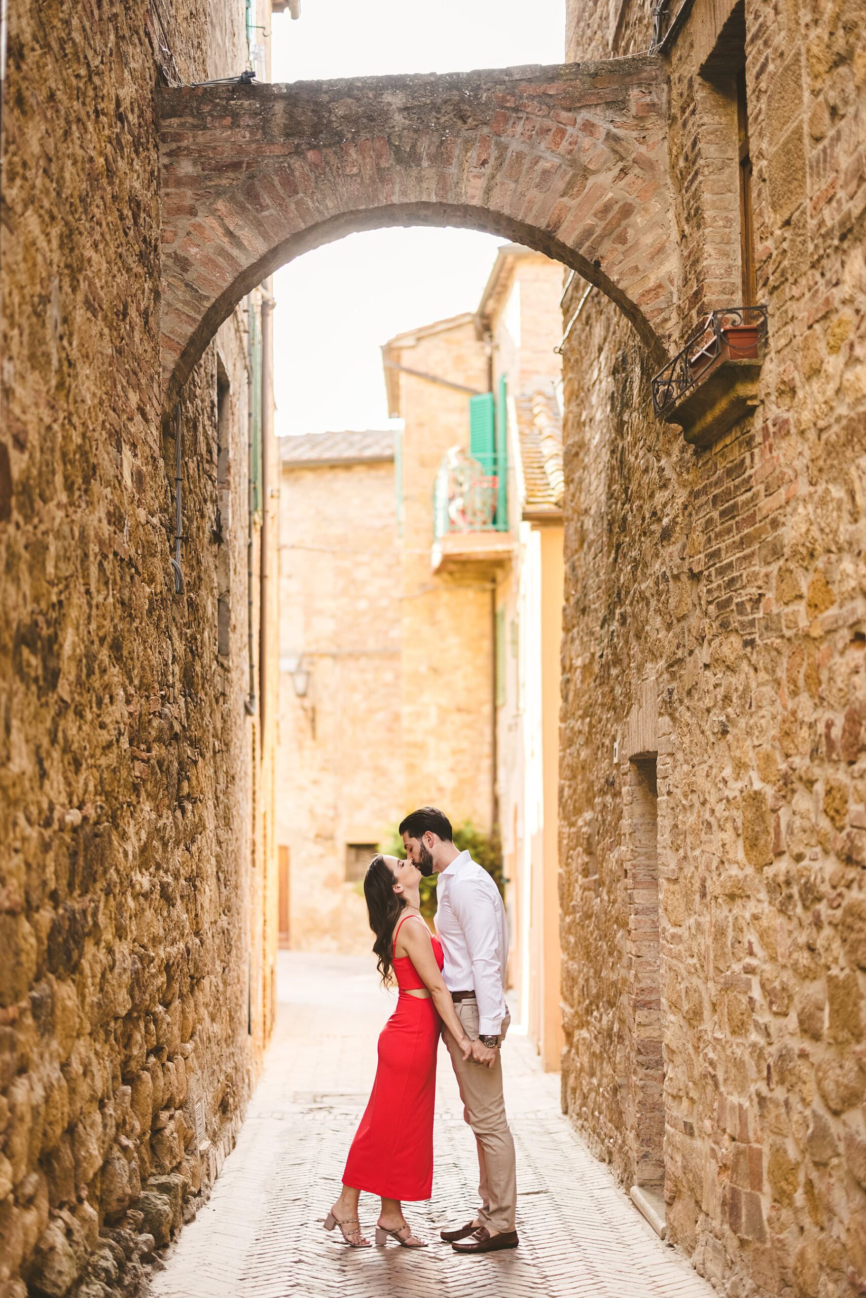 Elegant and classic couple portrait photo shoot during summer vacation in Tuscany all around Val d’Orcia