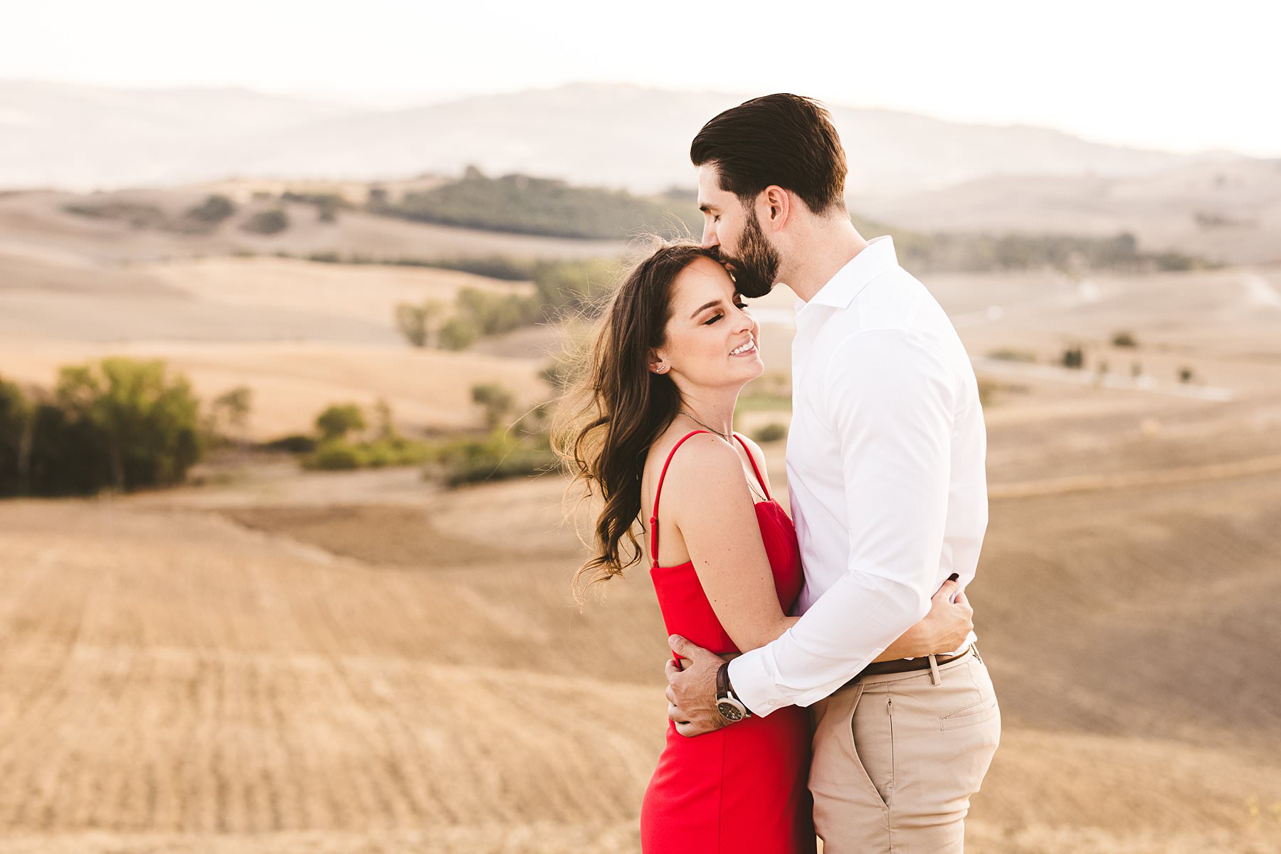 Elegant American couple photo shoot in Tuscany near Pienza