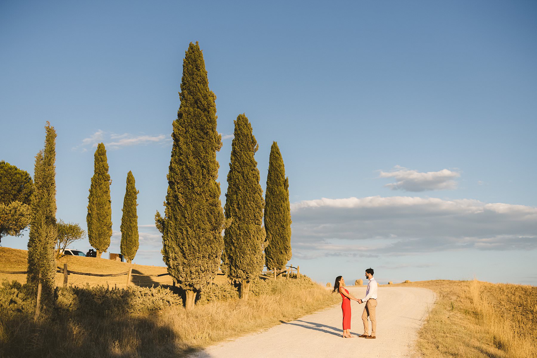 Creative and modern couple portrait session in the countryside of Tuscany near Pienza in the region of the Val D’Orcia