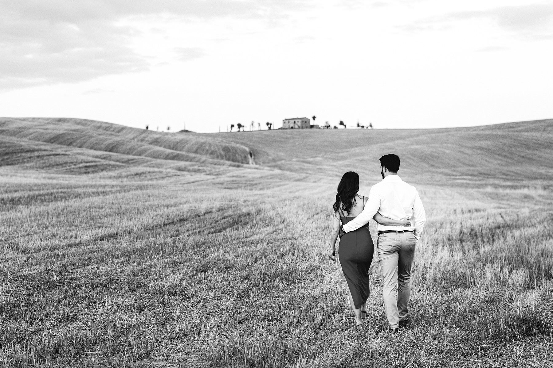 Natural couple photos in the landscape of Val d’Orcia, Tuscany