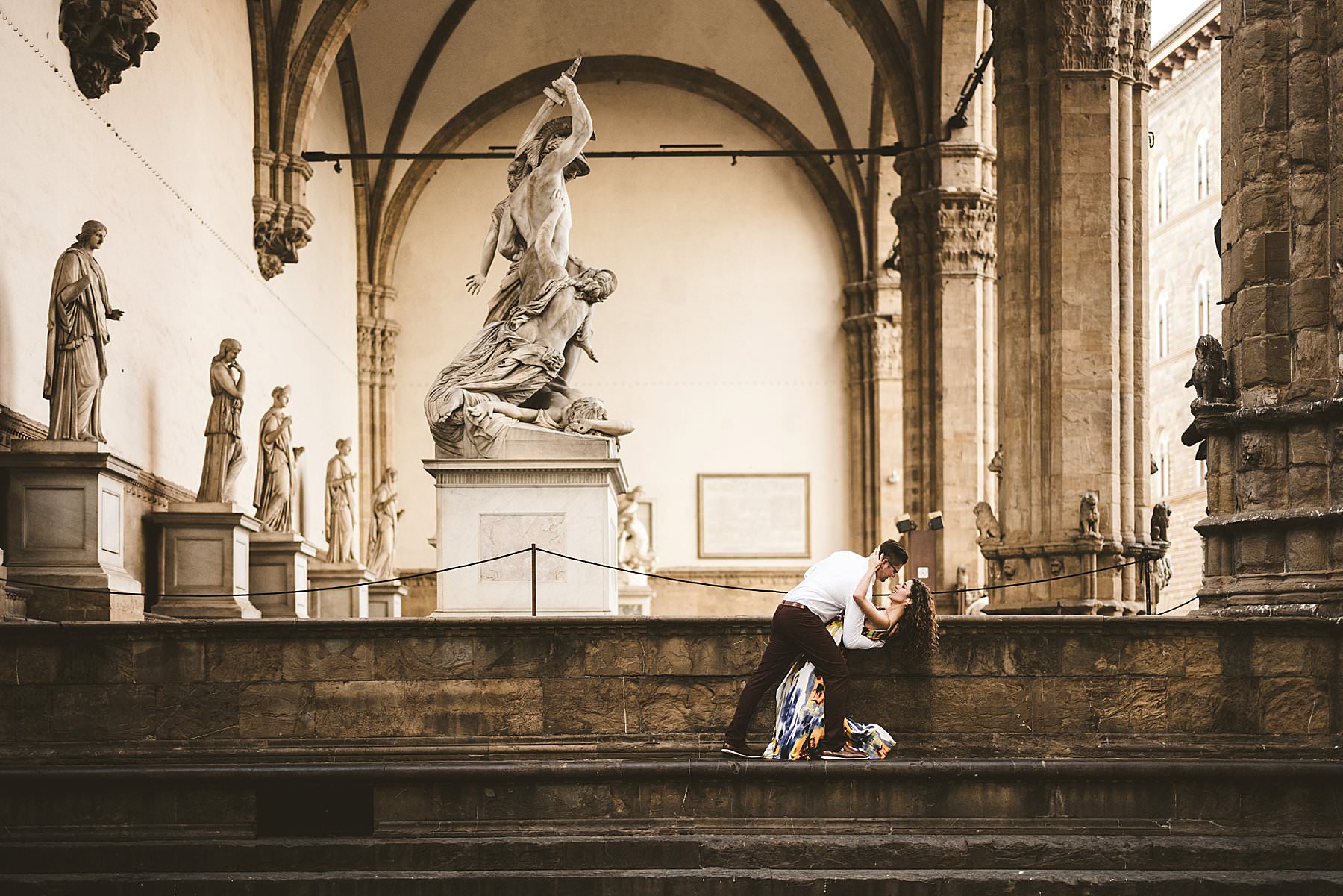 Photo shooting at sunrise to honor a honeymoon in Florence