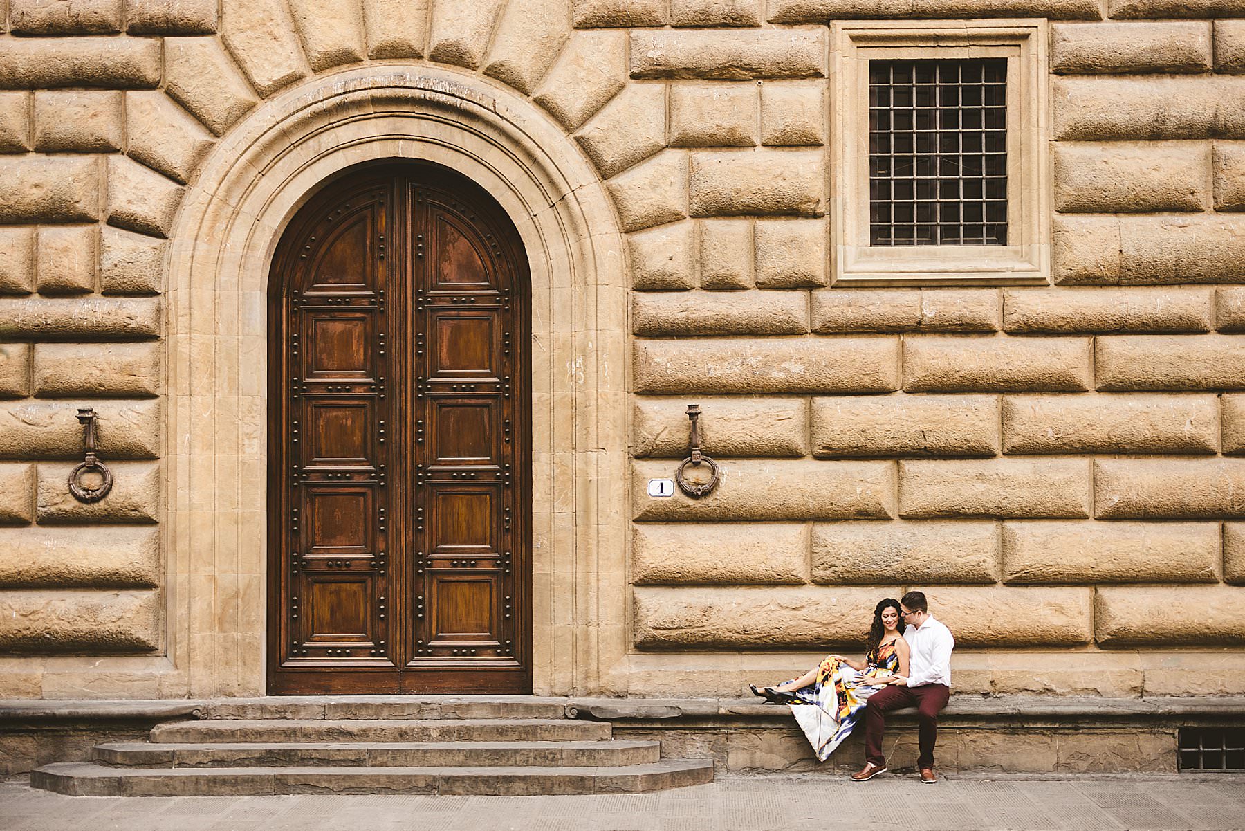 Lovely early morning couple photo session in Florence near Palazzo Gondi and Palazzo Vecchio