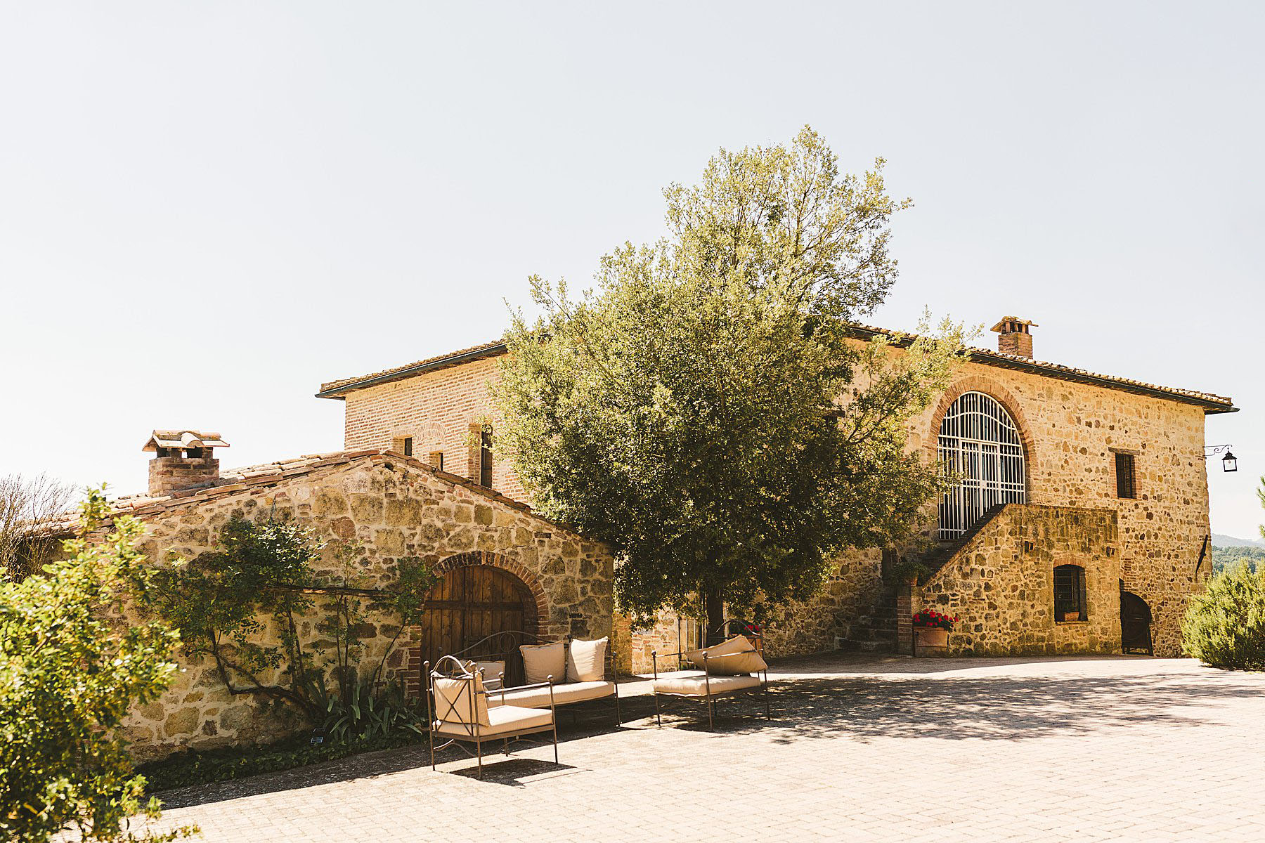 Tenuta di Papena is a perfect wedding venue located in the heart of Tuscany near Siena and the Roofless Abbey of San Galgano