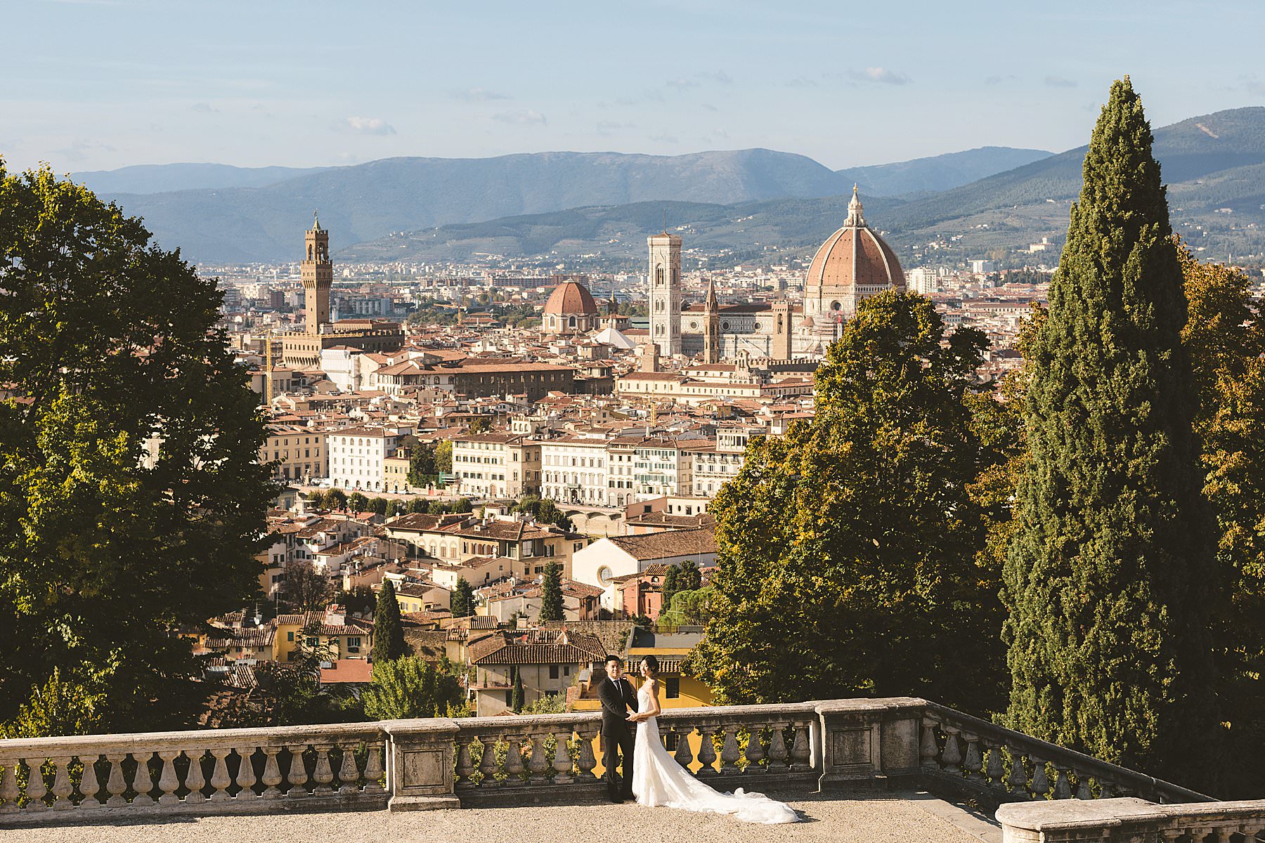 Are you planning a honeymoon in Florence? Make it truly unforgettable thanks to a professional photo shoot, wearing your wedding dress or not