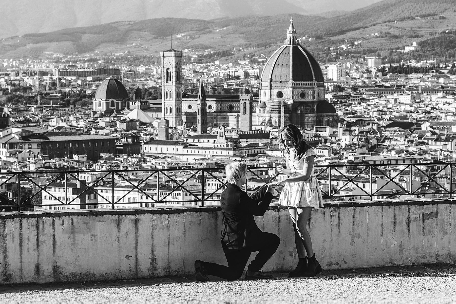 Brady, a young man from California, was looking for a photographer for his proposal in Florence. He wanted to surprise his girlfriend Susy kneeling in front of the best view of the city and of its Cathedral, for a guaranteed wow-factor.