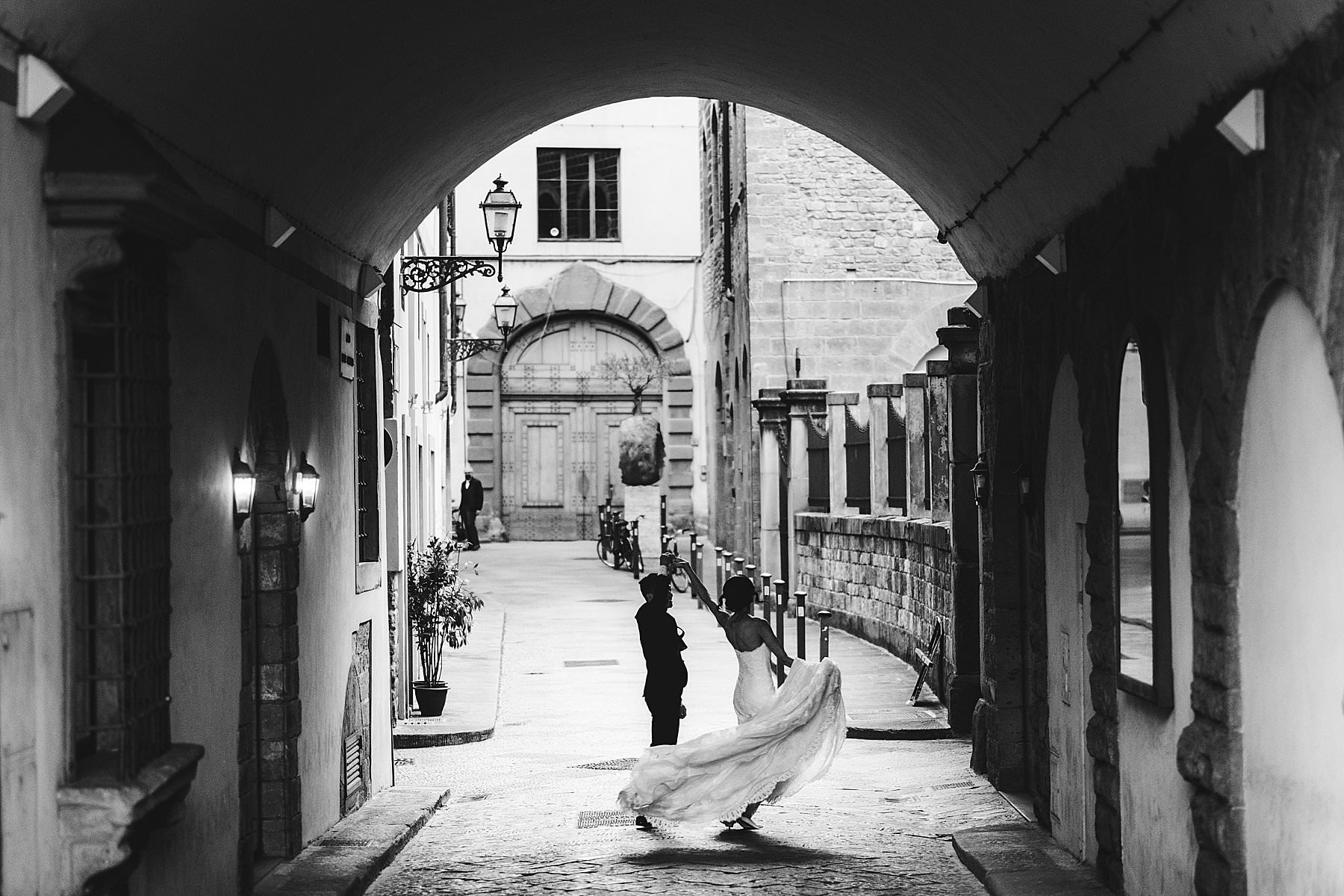 Spontaneous and candid honeymoon images to cherish forever in the streets of Florence, Italy