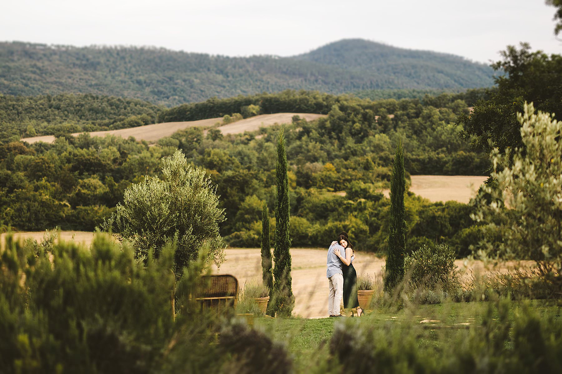 All the beauty of love, and Tuscany. Romantic and unforgettable engagement photo shoot at luxury resort of Borgo Santo Pietro near Siena