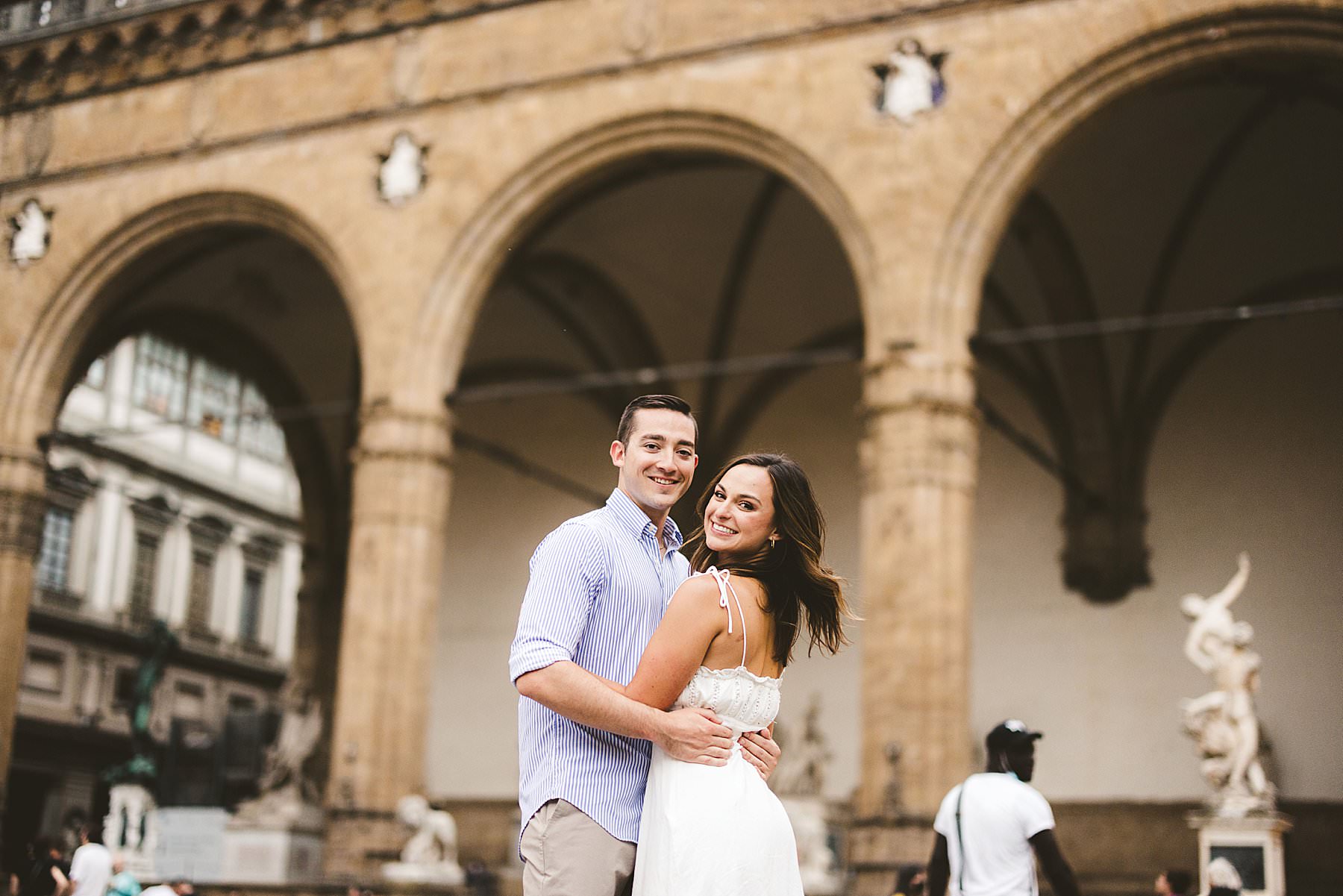 Sweet pre-wedding photo shoot in Florence near Palazzo Vecchio and Loggia de Lanzi