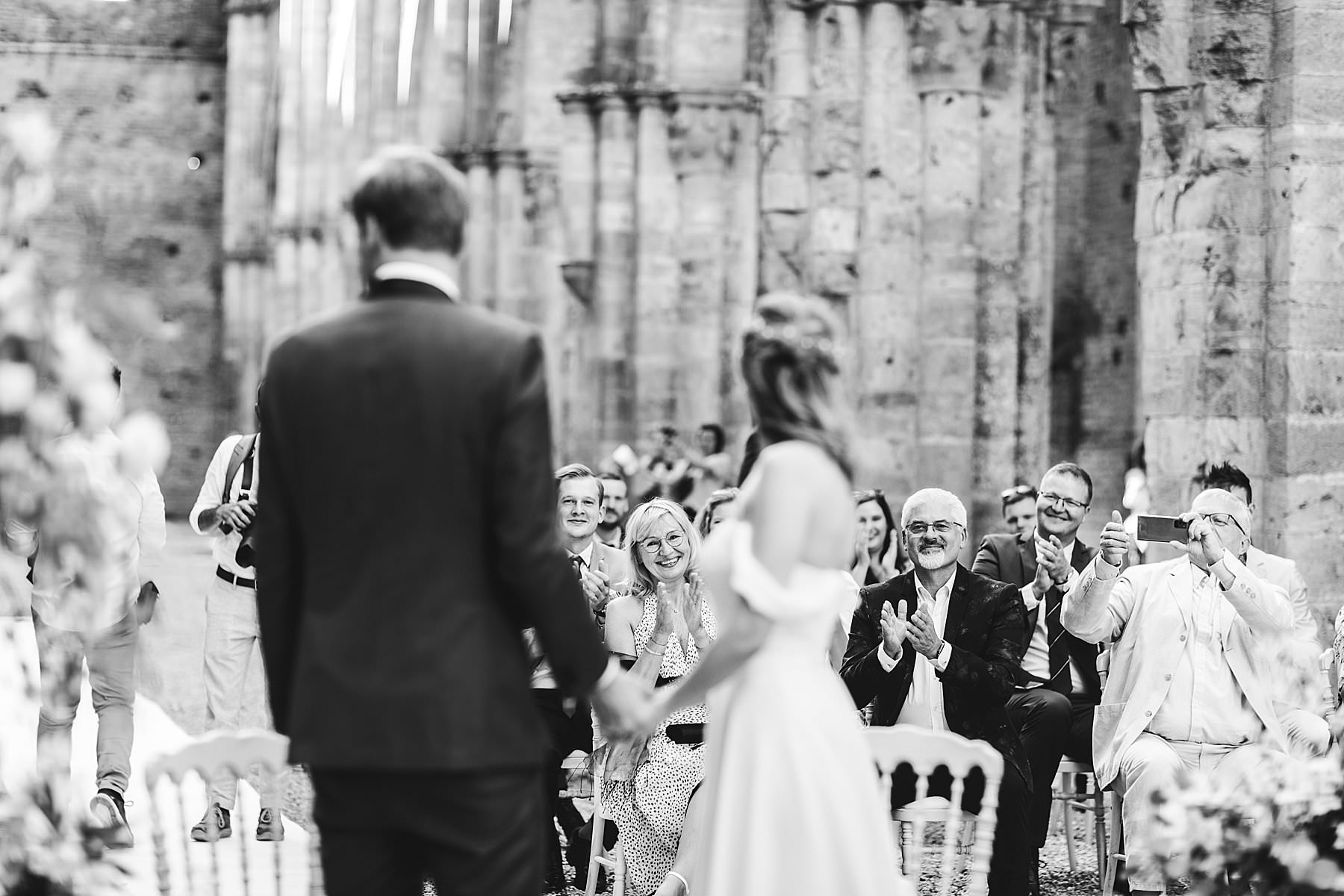 Reportage documentary wedding photography at Roofless Abbey of San Galgano in the countryside of Tuscany near Siena