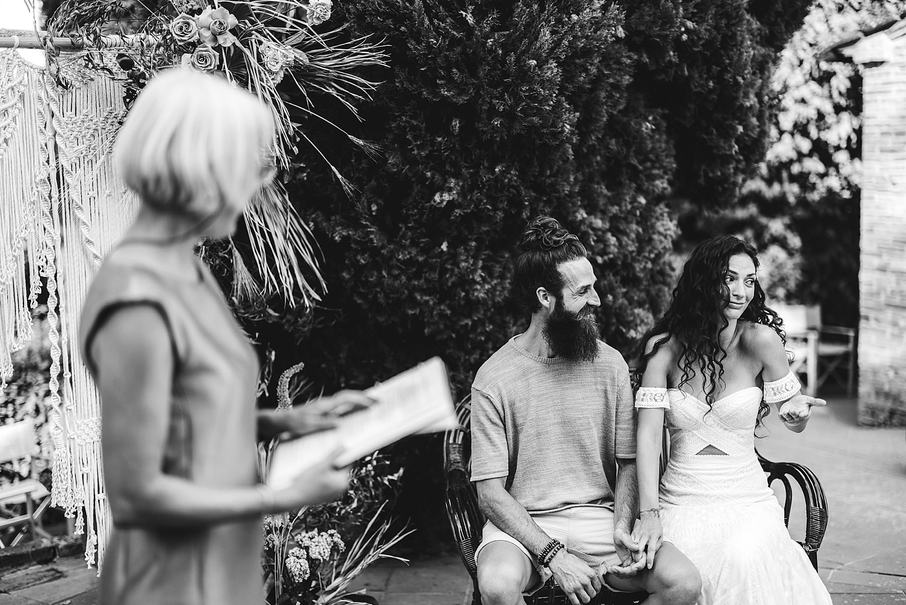 Emotional photos of bohemian and rock wedding at La Valle farmhouse in the heart of Tuscany near Montaione