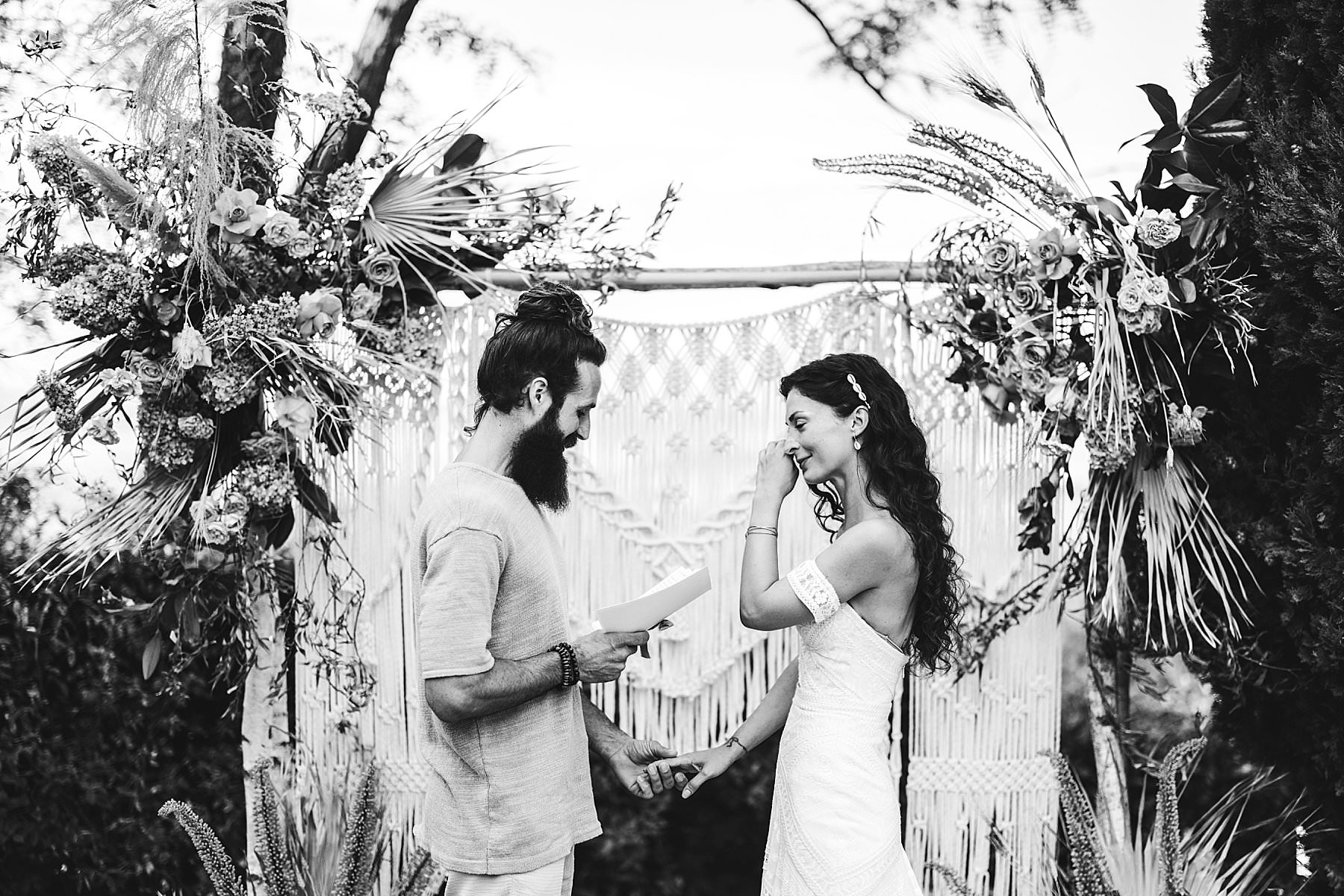 Emotional photos of bohemian chic and rock wedding at La Valle farmhouse in the heart of Tuscany near Montaione