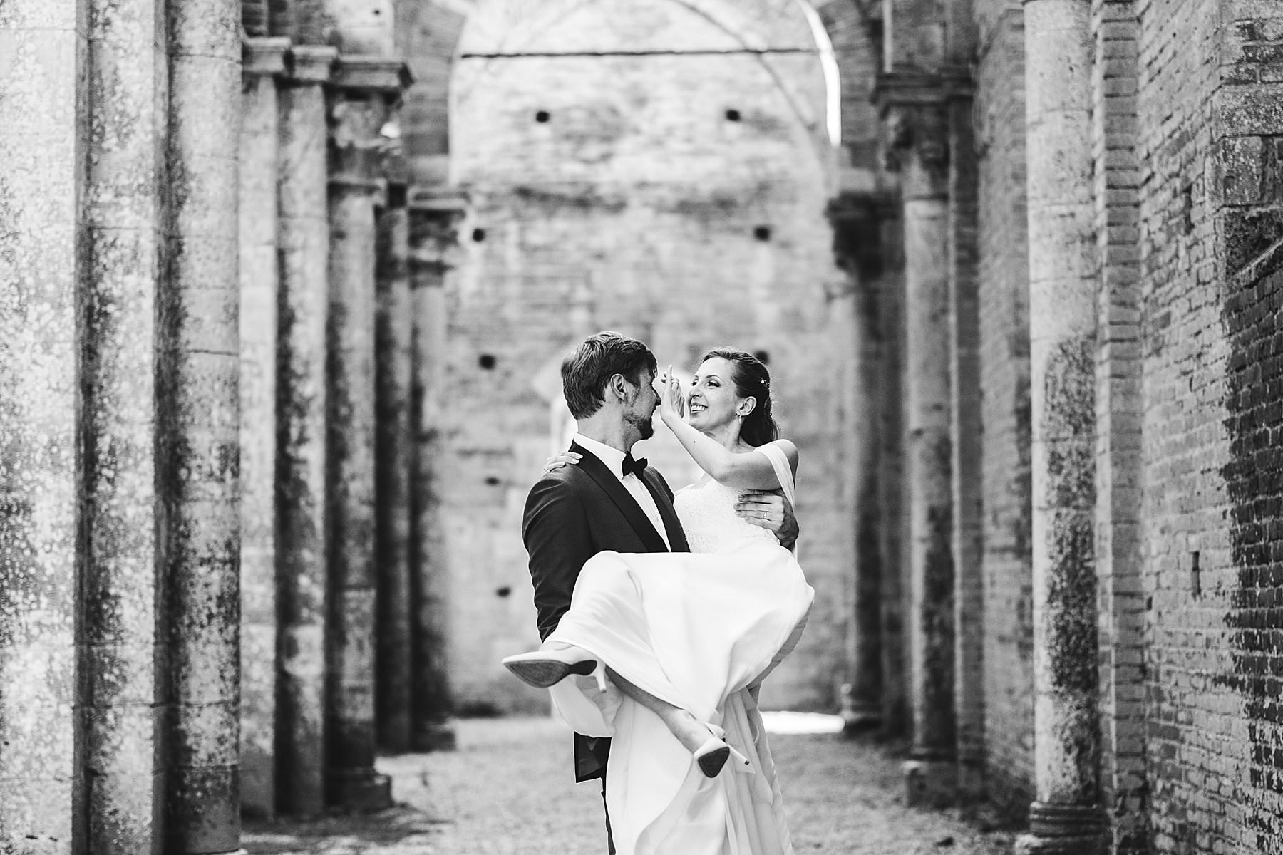 Candid spontaneous elegant wedding photography in the heart of Tuscany at Roofless Abbey of San Galgano near Siena