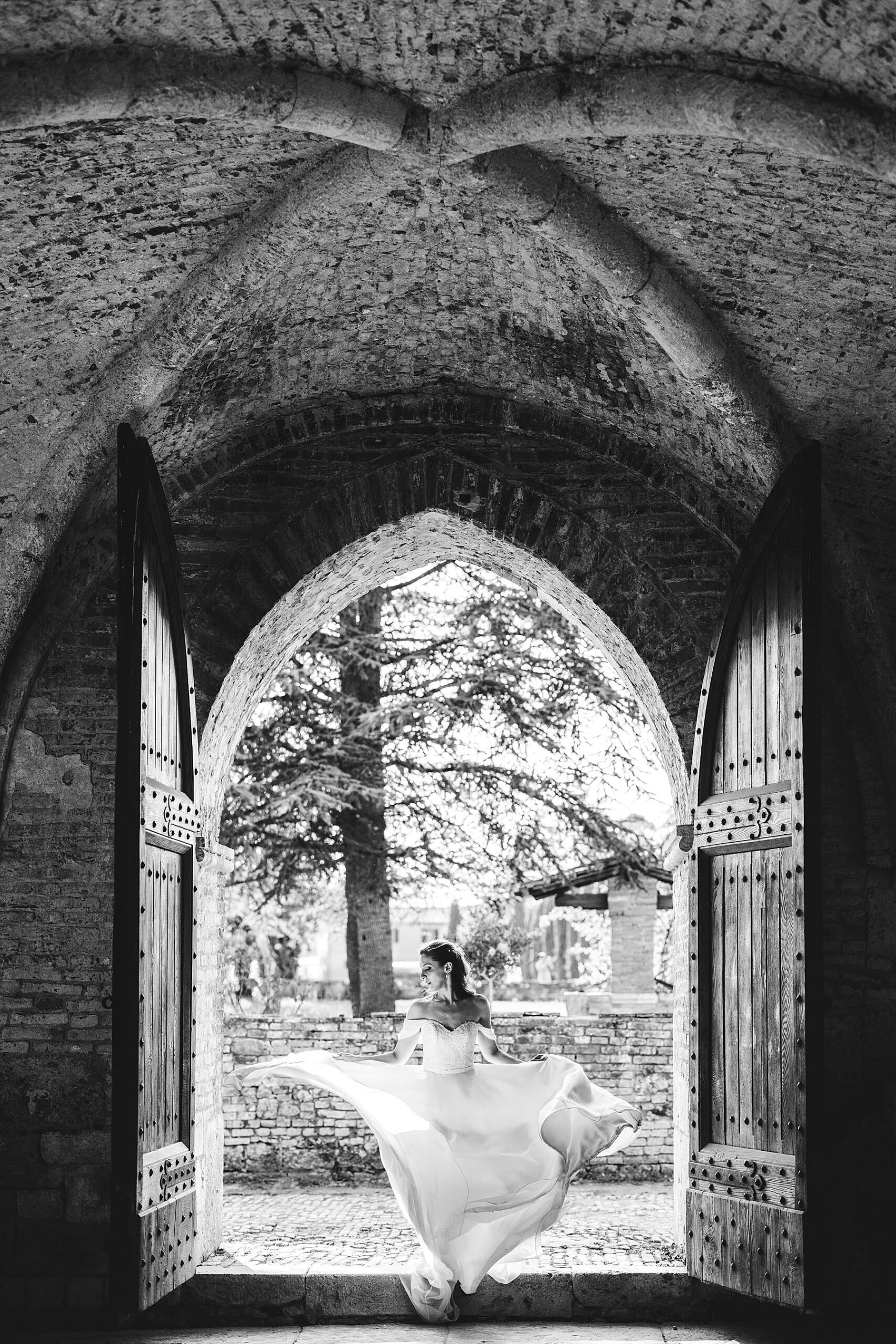 Truly amazing and elegant bride portrait at San Galgano Abbey in the heart of Tuscany near Siena