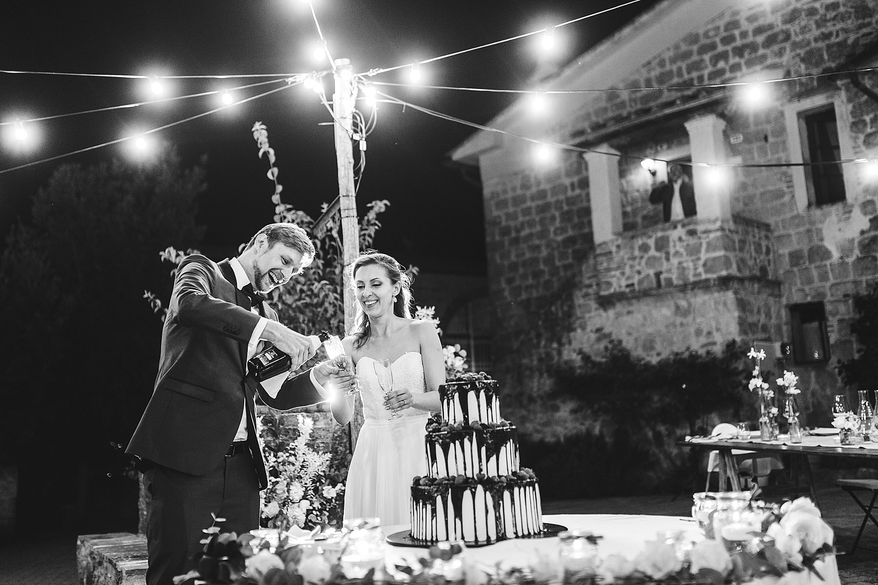 Exciting and fun wedding cut of the cake at Tenuta di Papena estate in the countryside of Tuscany near Siena