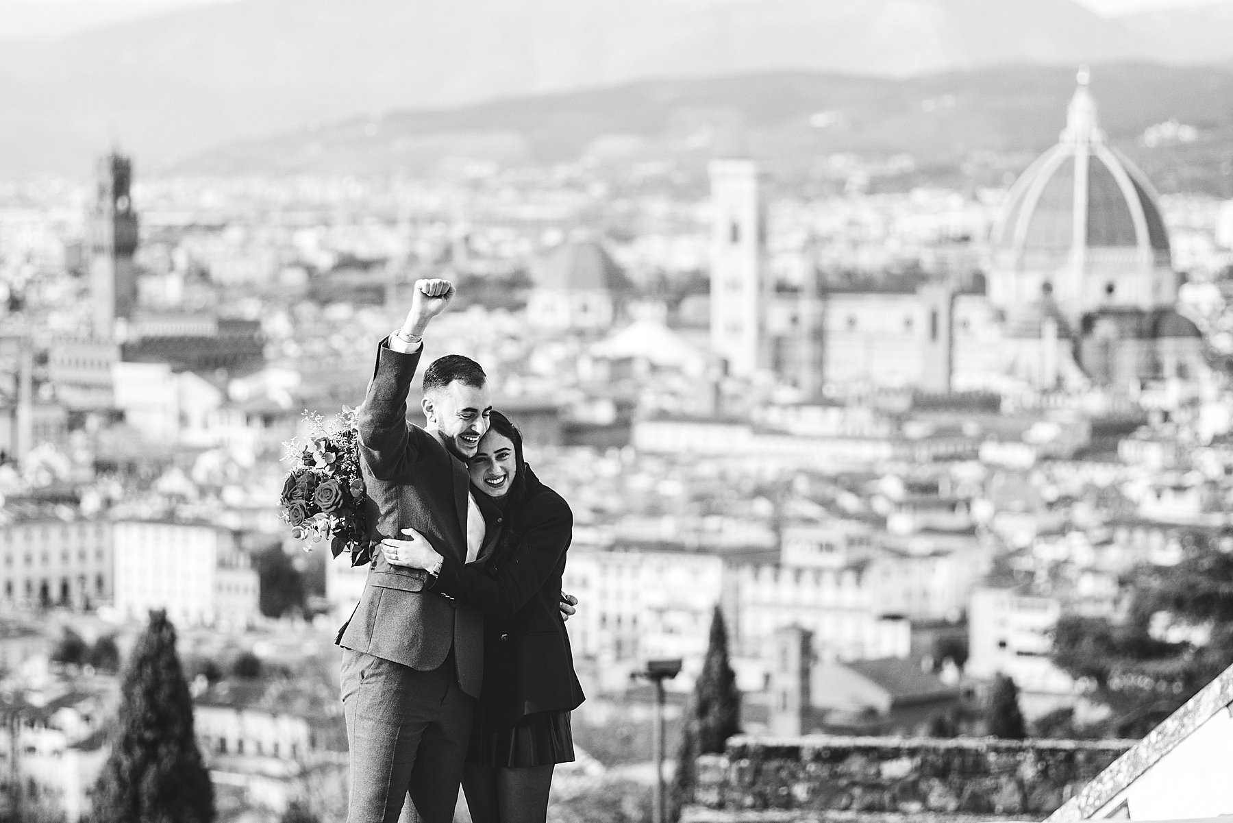 Perfect joyful and lovely real surprise proposal photo shoot in Florence with friends and family