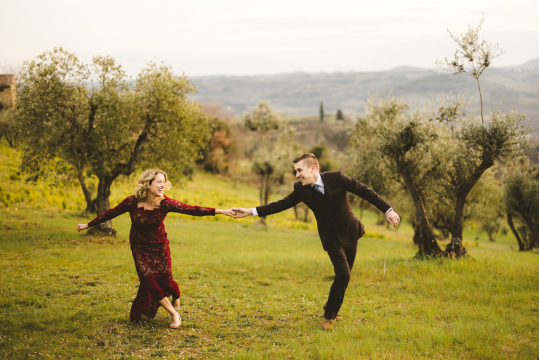 Enthusiastic wedding anniversary candid couple photo shoot in Chianti rolling hills
