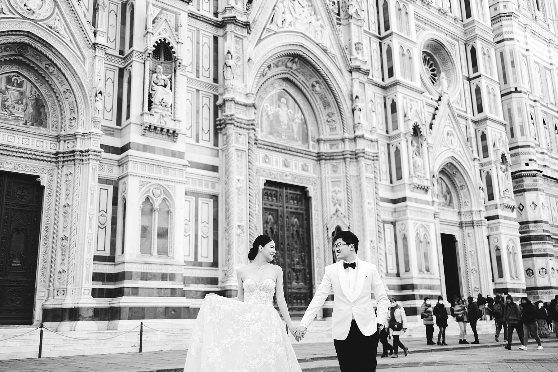 Beautiful winter pre-wedding photo session in Florence near the Duomo with white wedding outfits