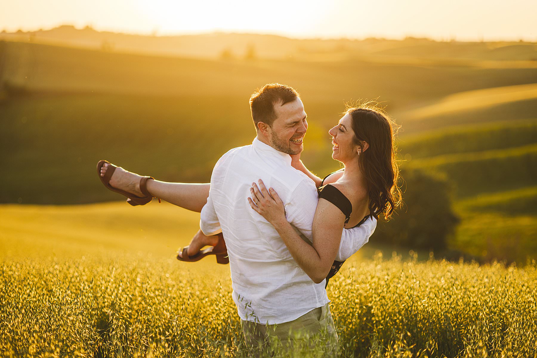 Sunset engagement photos in the heavenly Val d’Orcia, Tuscany