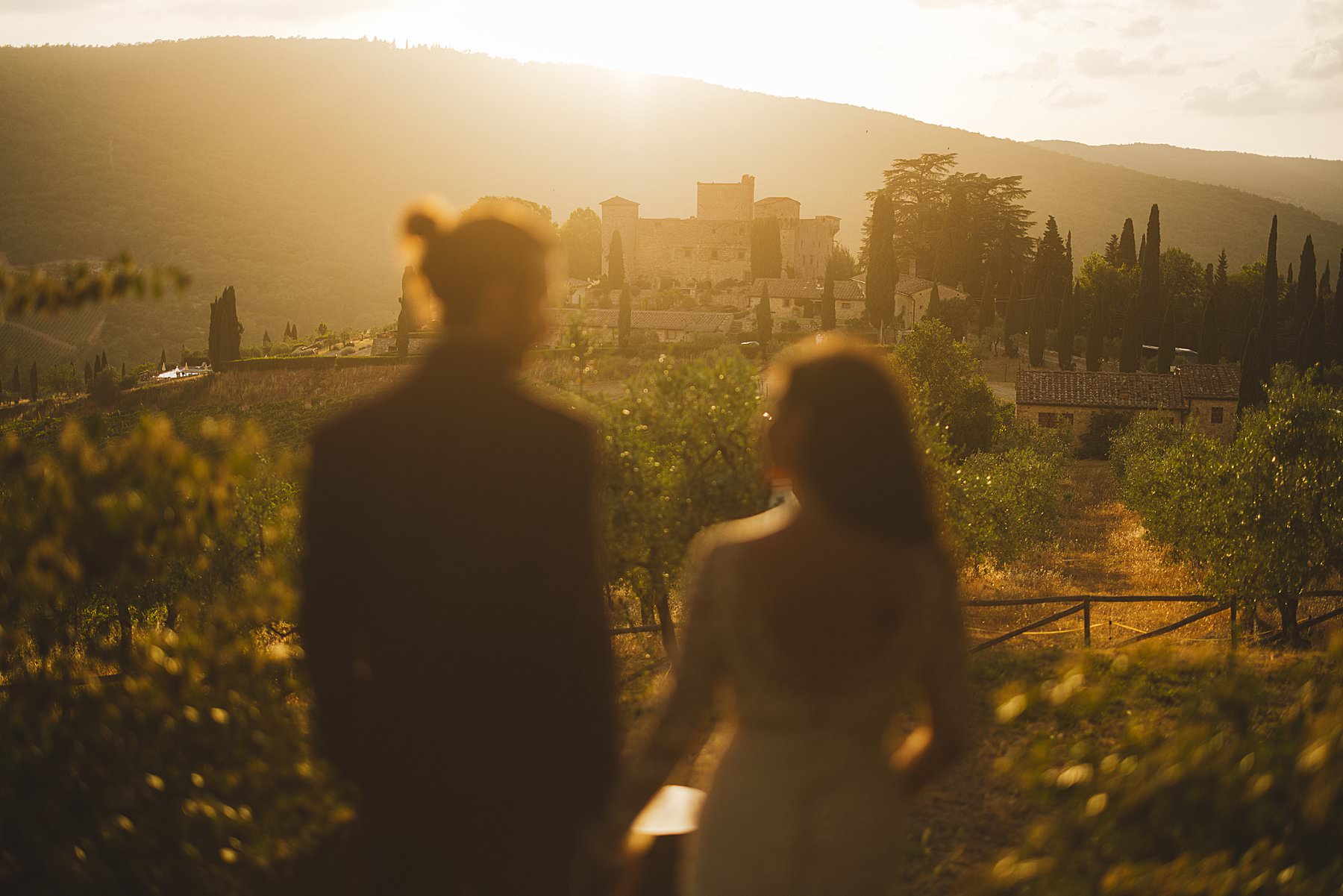 Elopement photos in a dreamy castle in the countryside of Tuscany