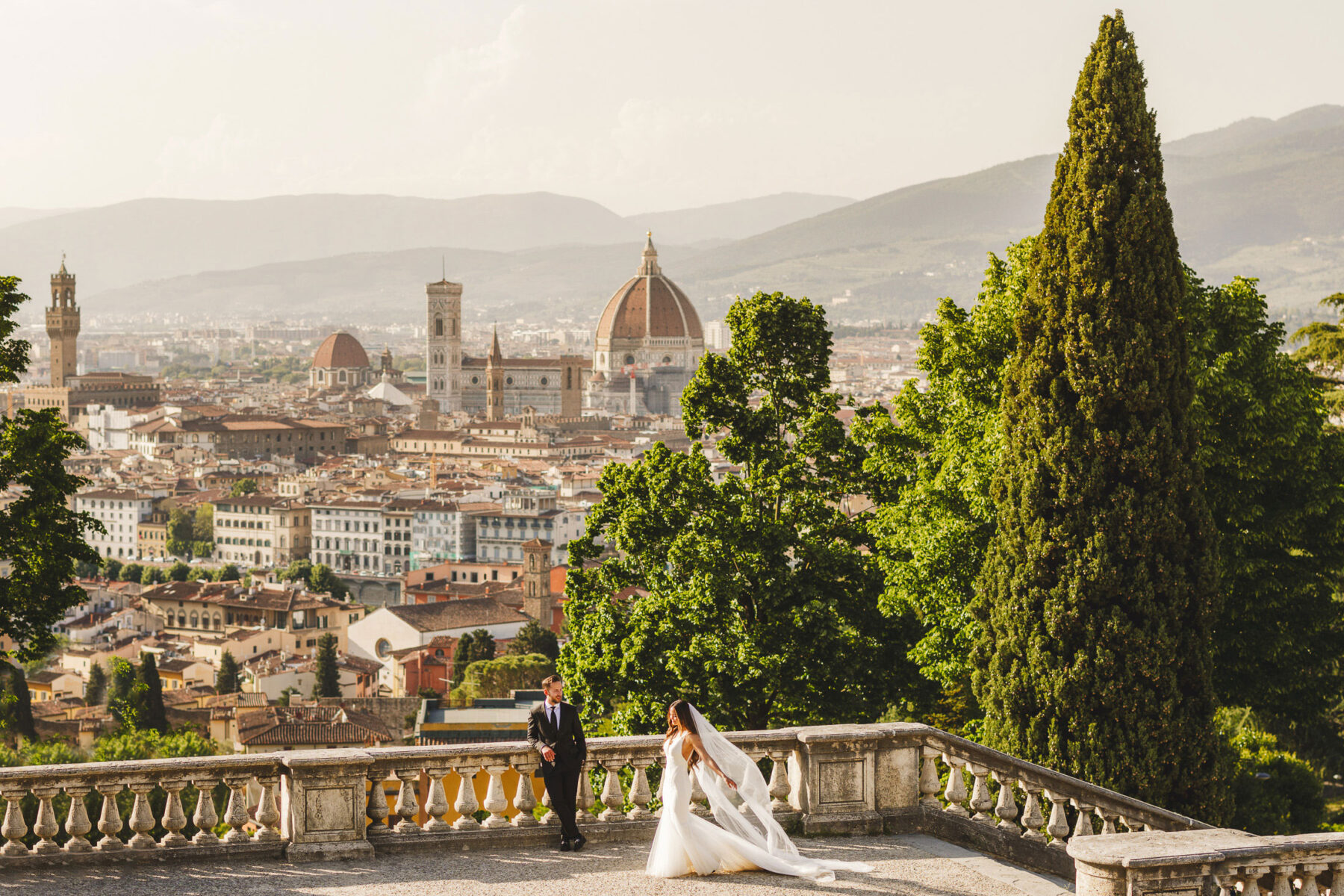 Super relaxed romantic post-wedding photoshoot in picturesque and dreaming Florence