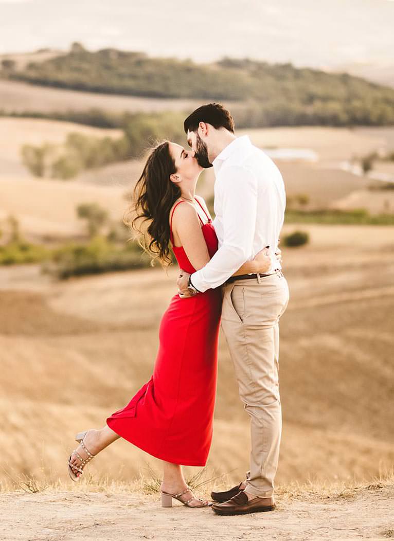 Elegant American couple photo shoot in Tuscany near Pienza