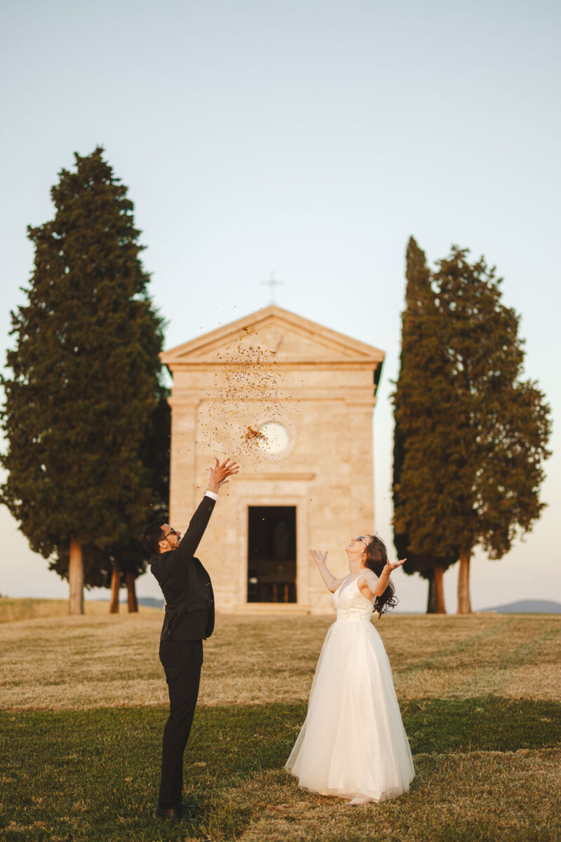 Bride and groom elopement wedding ceremony in Val d’Orcia, at the little Chapel of the Madonna di Vitaleta