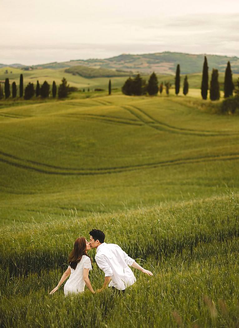 Dreaming pre-wedding photo shoot in a landscape adorned in vibrant shades of green in the heart of Val d’Orcia near Pienza