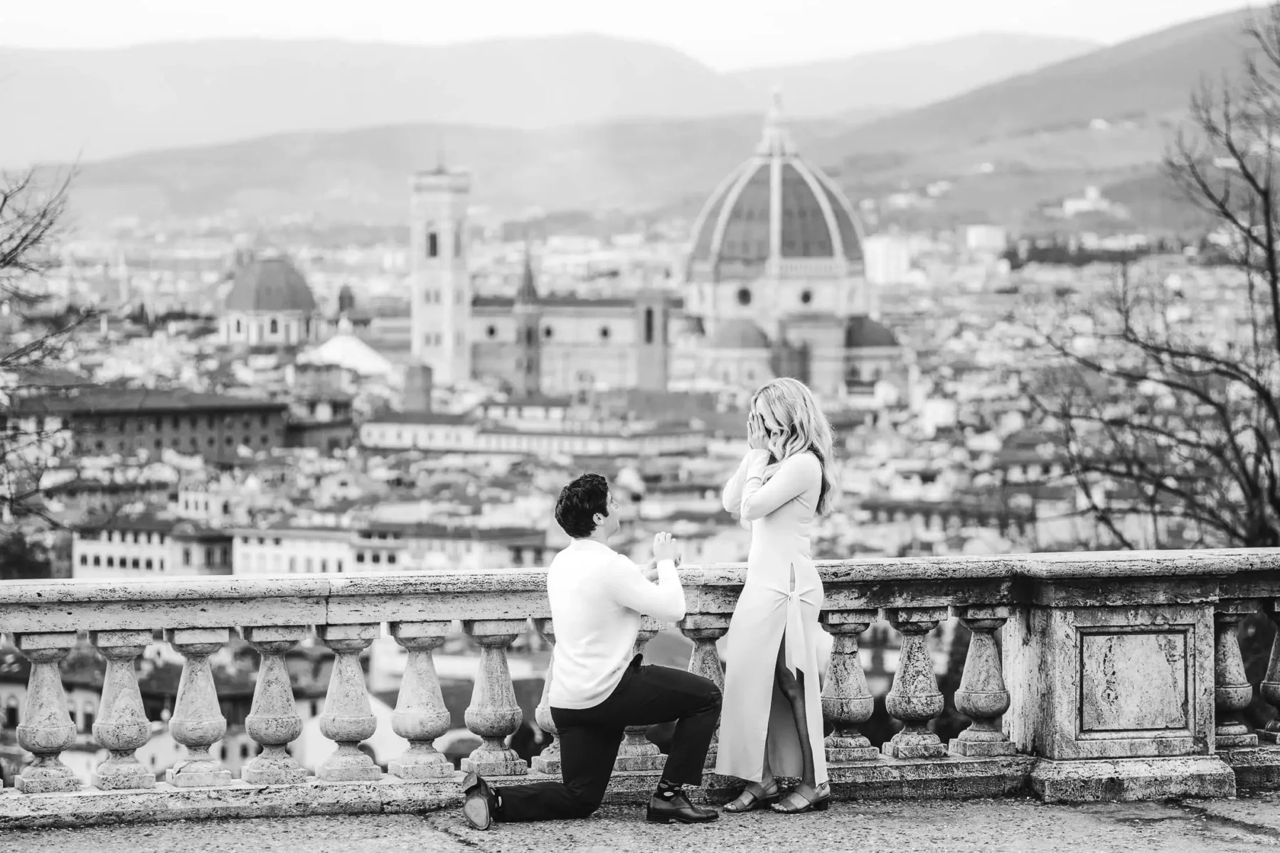 Emotional secret marriage proposal in the most iconic panoramic location of Florence. Photo by the Italian engagement photographer in Tuscany based Florence Gabriele Fani