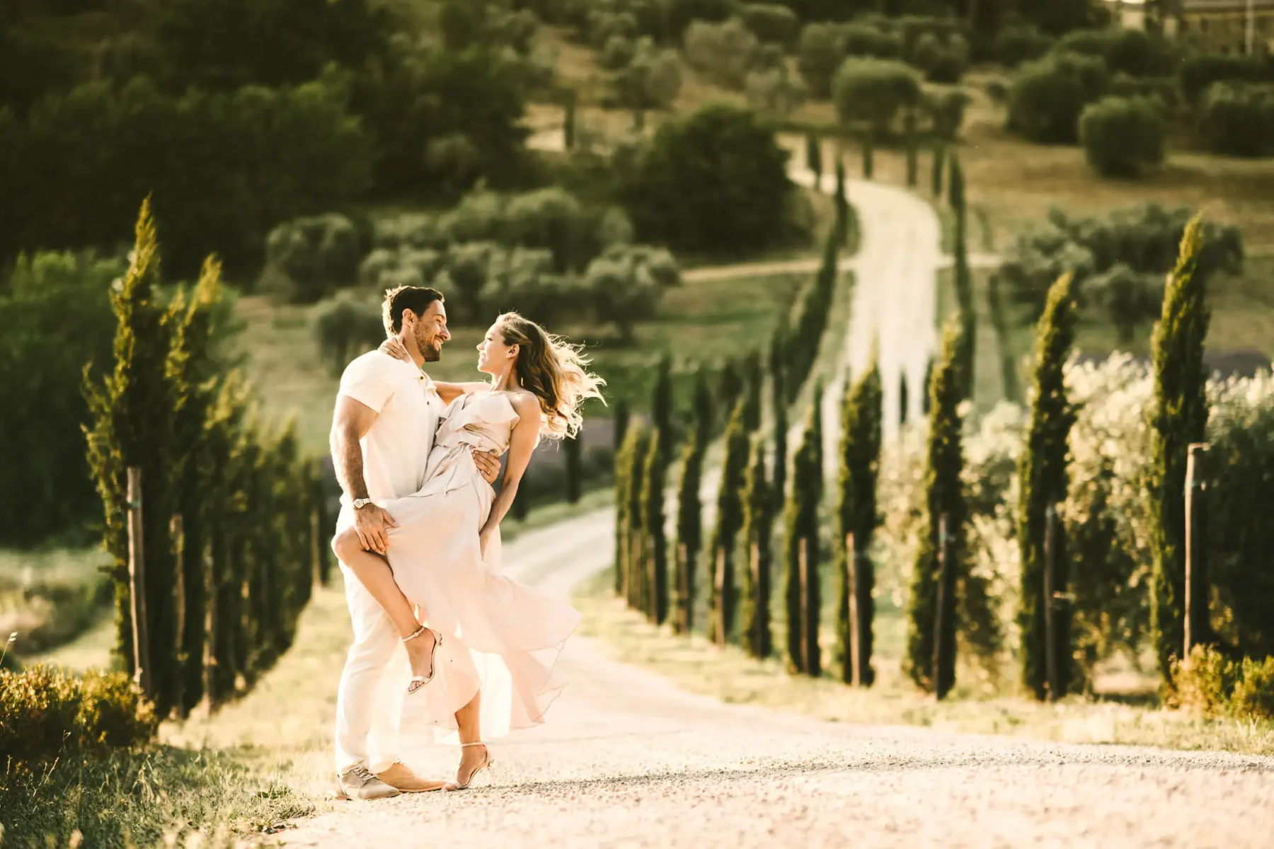 Dreamy Italy elopement with vows renewal in Val d'Orcia. Gorgeous couple honeymoon elopement wedding photo shoot in Tuscany cypress street near Pienza