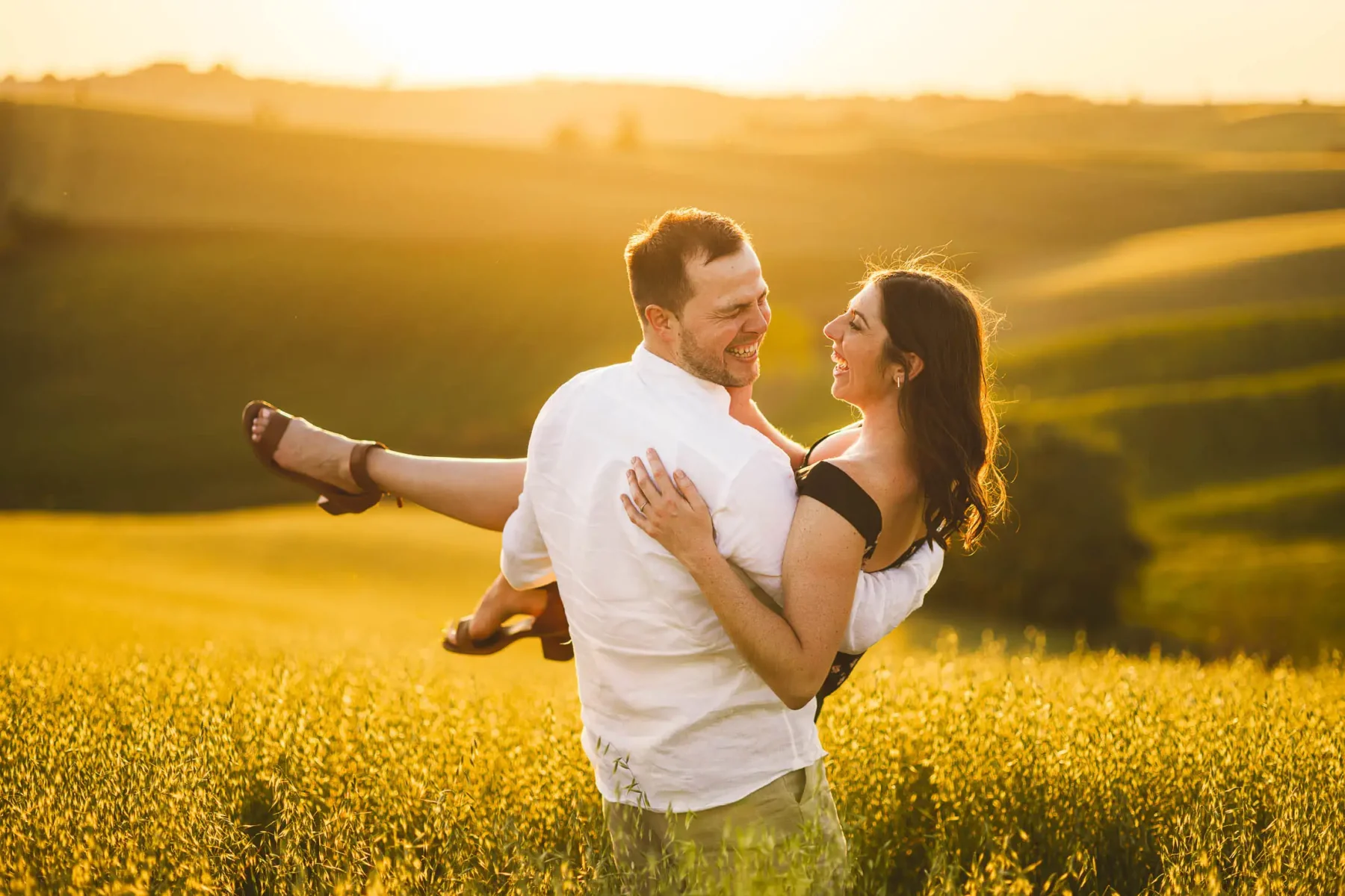 Sunset engagement photos in the heavenly Val d’Orcia, Tuscany