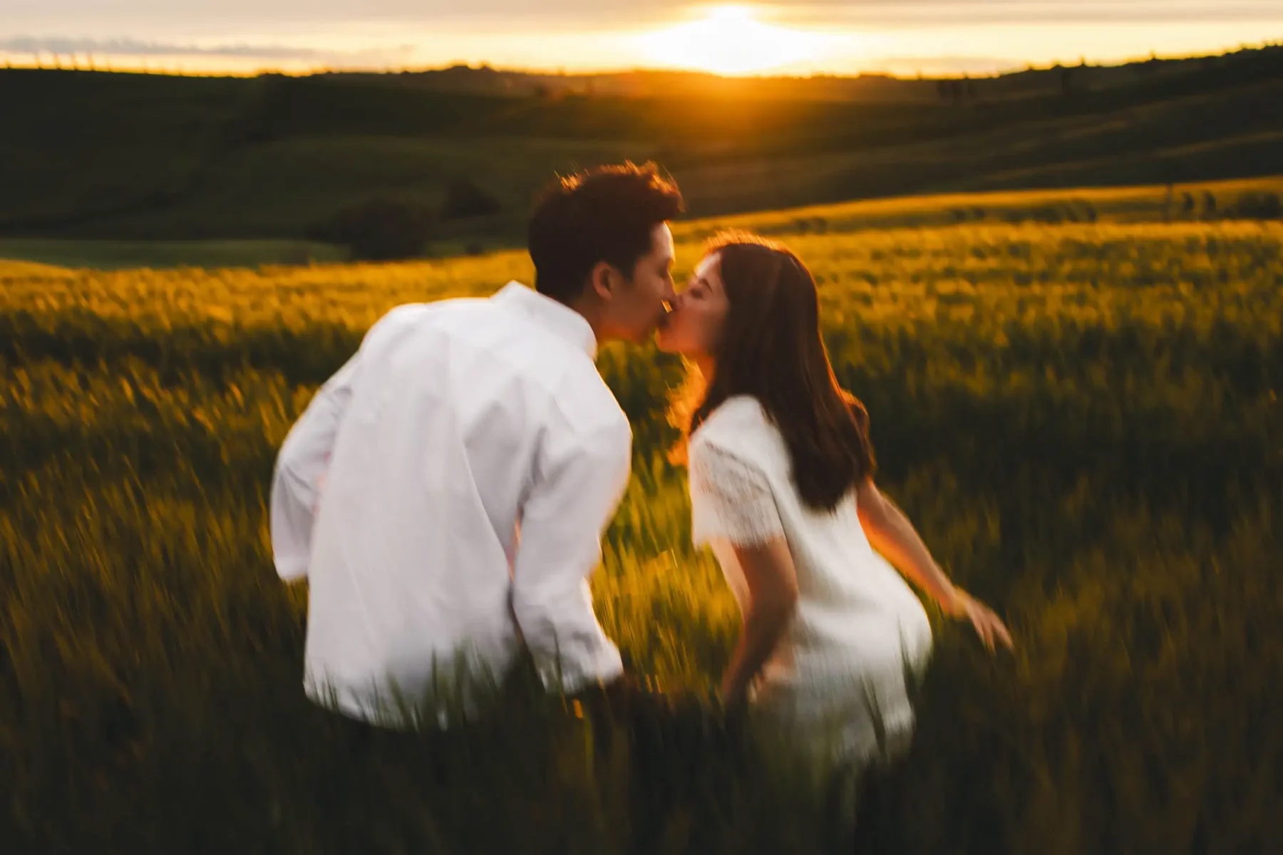 Romantic pre-wedding photo during golden hour in the best area of Val d’Orcia near Pienza with gorgeous rolling hills at sunset