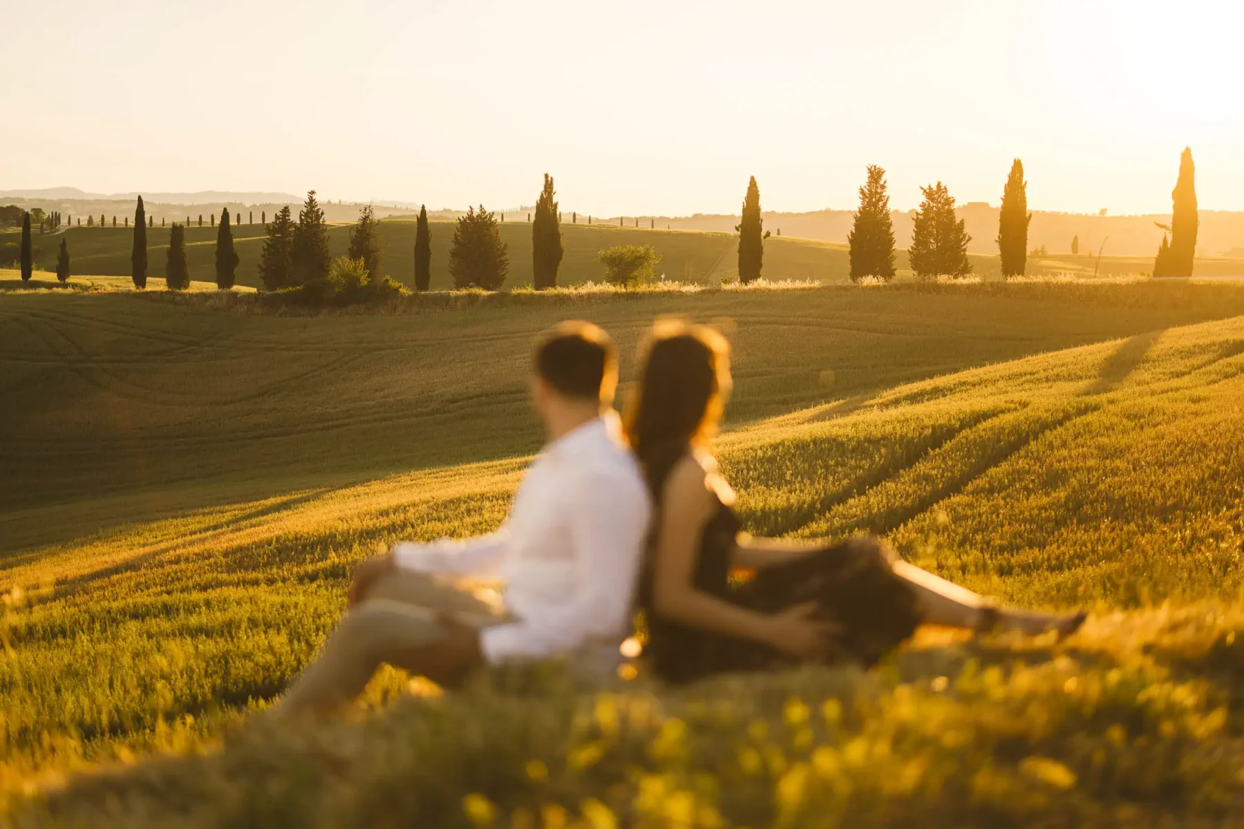 Dreamy sunset engagement photos in the heavenly Val d’Orcia, Tuscany