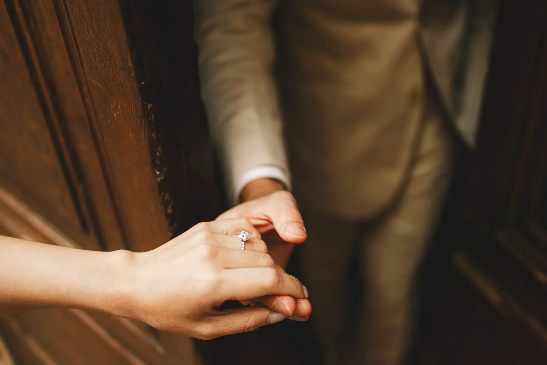 Classic and elegant pre-wedding photo detail in Pienza town in the heart of Val d’Orcia