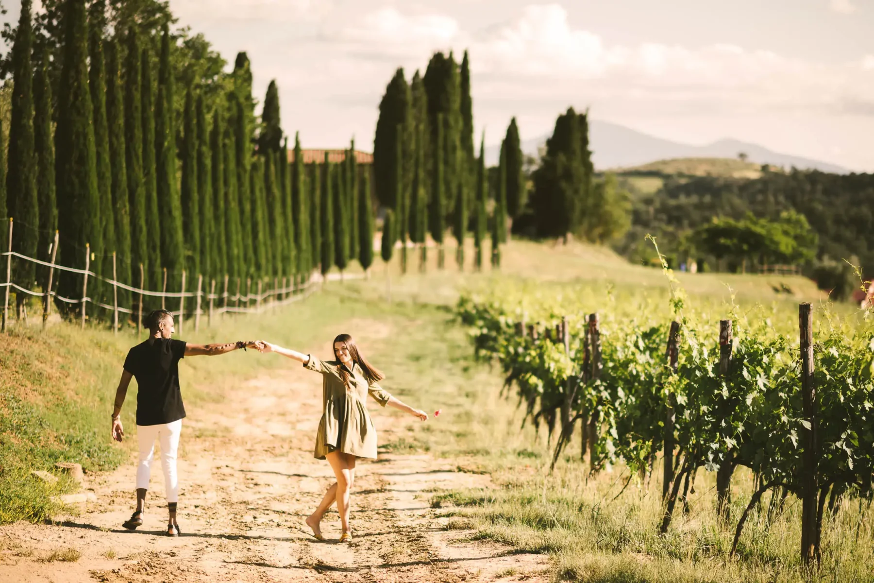 Seal your love with the best outdoor engagement photos in Tuscany