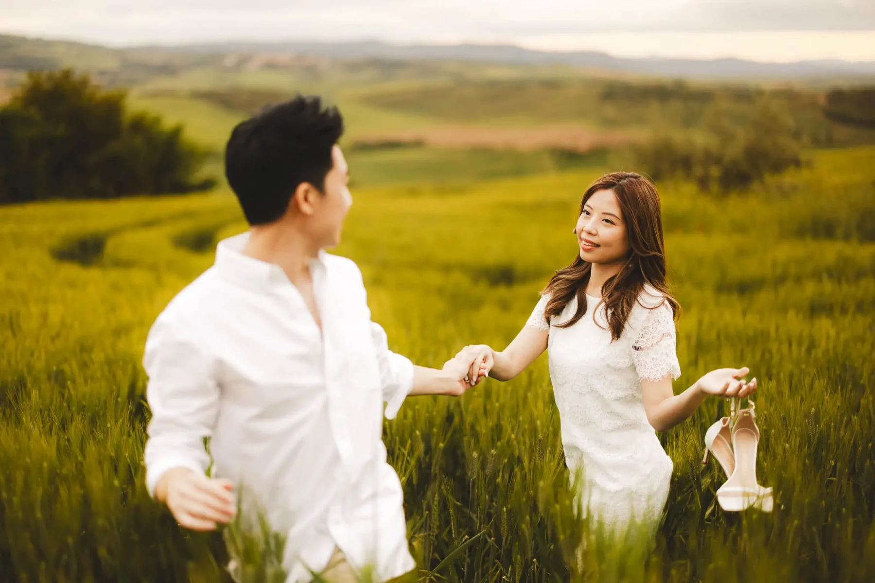 Creating a visual poetry of love and tranquility with an exclusive pre-wedding photo session in the countryside of Pienza
