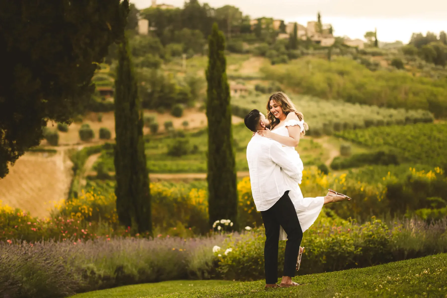 Exclusive and charming secret proposal photo shoot in Chianti countryside at Borgo del Cabreo
