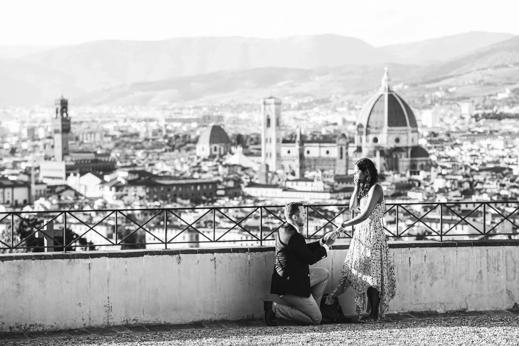 Surprise marriage proposal and engagement photoshoot in Florence, the essence of love. Is there anything that speaks of love more than a surprise marriage proposal in Florence, followed by an engagement photoshoot that touches all of its most iconic spots? As a photographer based in this charming city I might be biased, but let me say that it’s hard to find anything more romantic than that