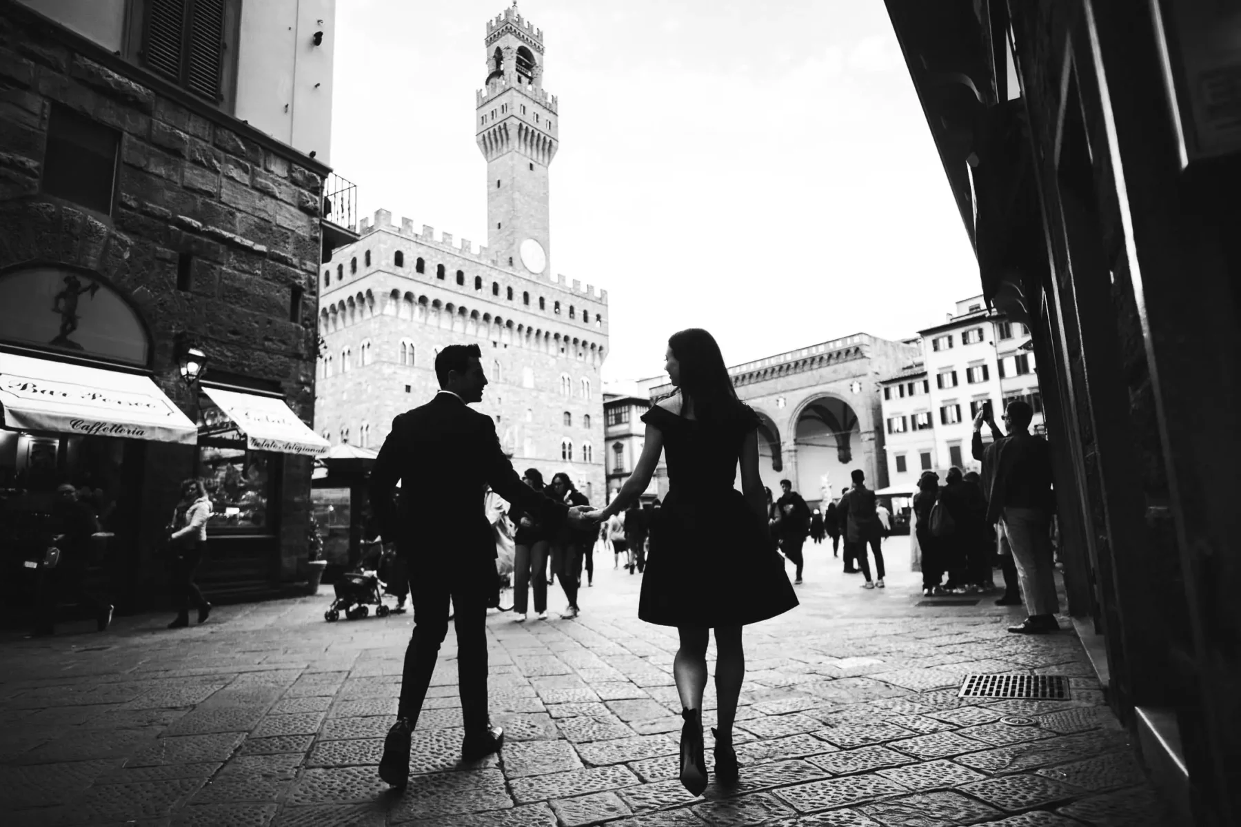 Spectacular and breathtaking photo of Michelle and Brent couple engaged in Florence at Piazza della Signoria near the iconic Palazzo Vecchio