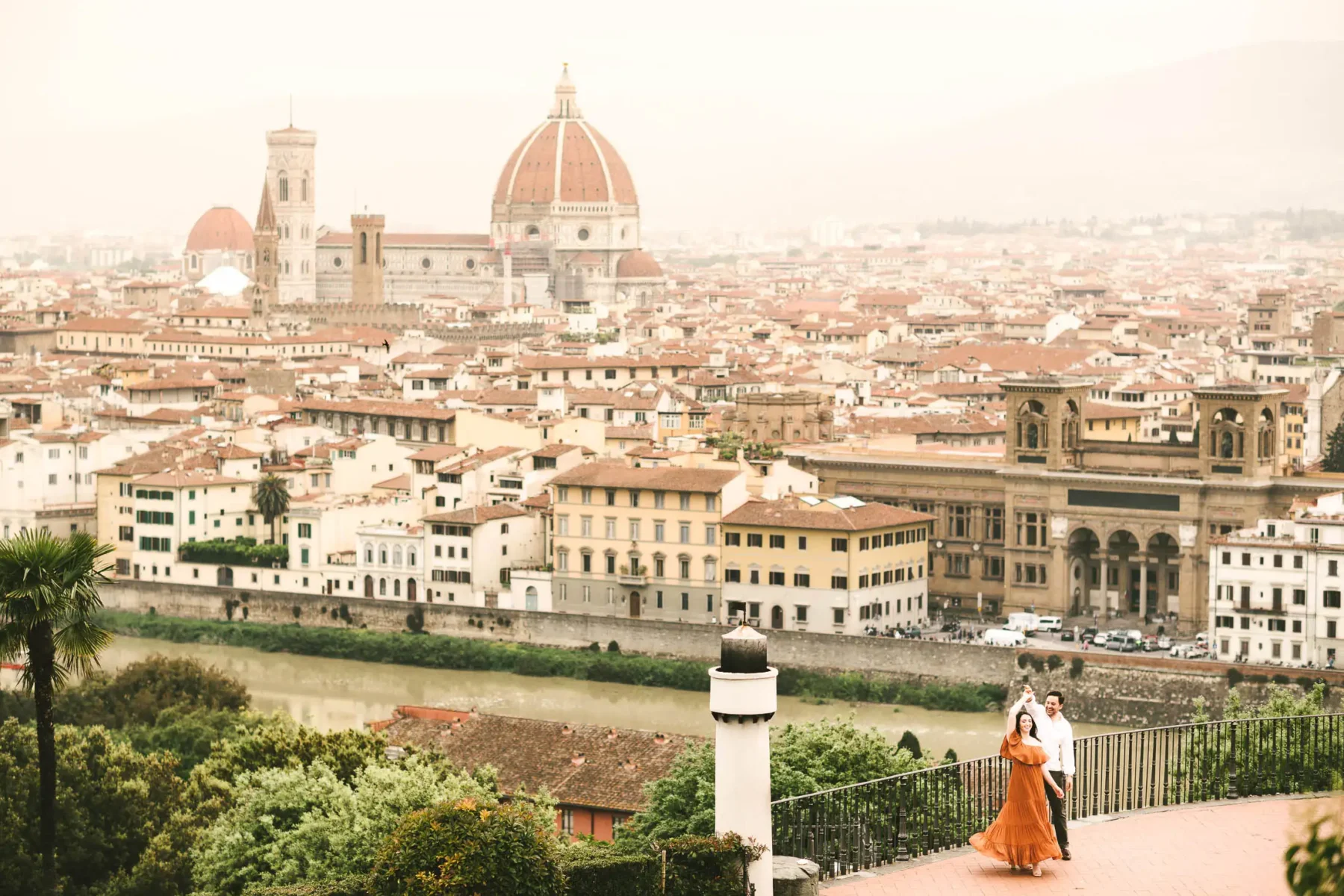 Unforgettable couple photo session in Florence at Piazzale Michelangelo, one of the most romantic panoramic spot of the city. Enjoy the soft light of the sunrise time for the best romantic and intimate experience
