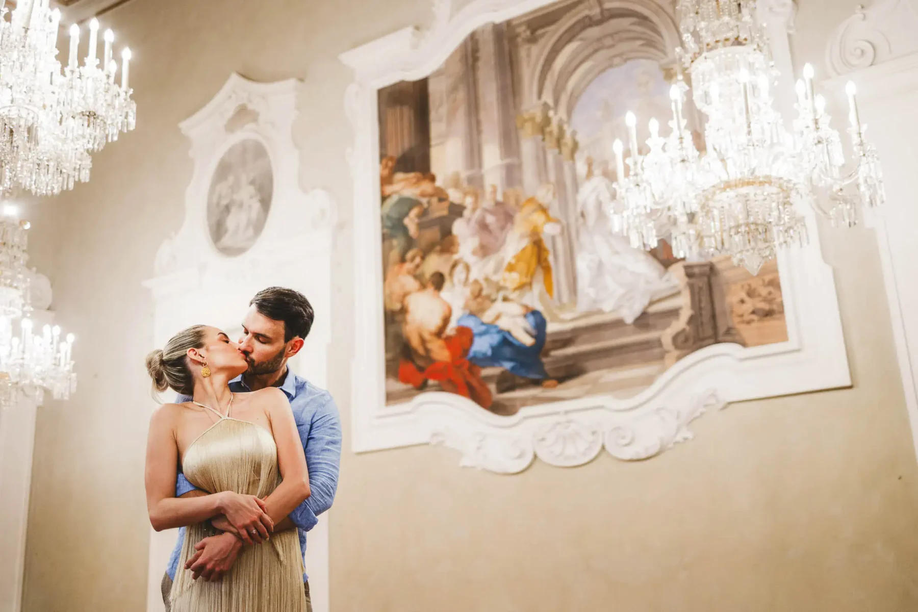 Romantic and elegant engagement photo session in the Hotel Four Seasons Florence